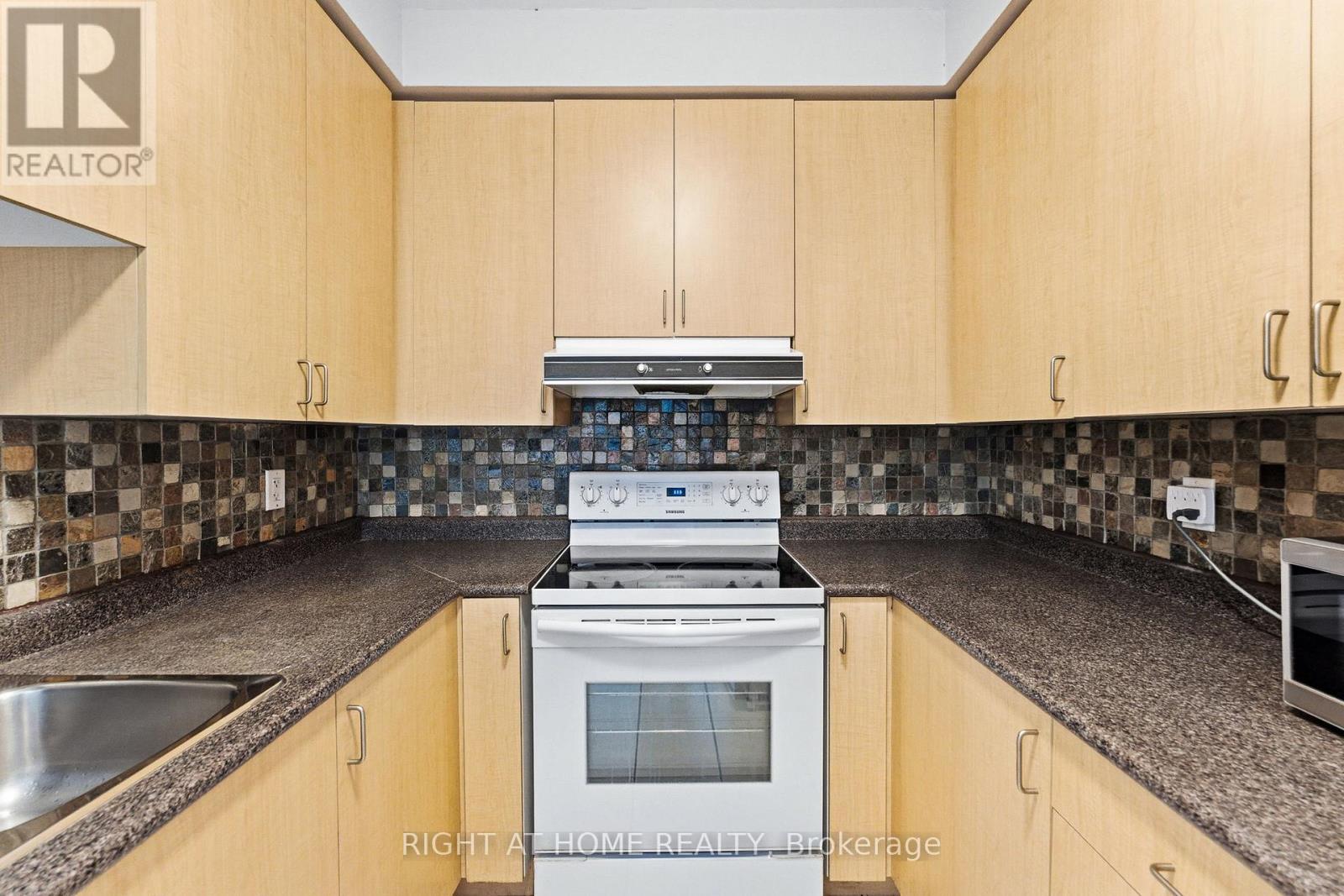 #PH01 3650 KINGSTON ROAD - 17