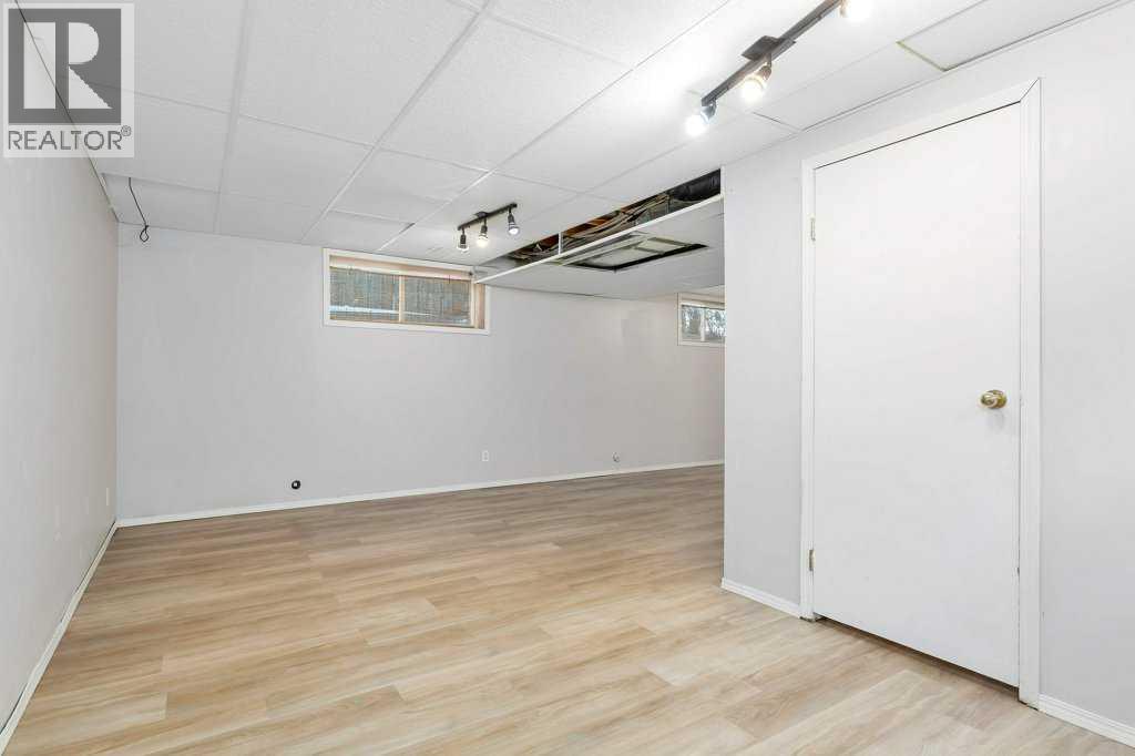 220 Deschner Close — photo 34