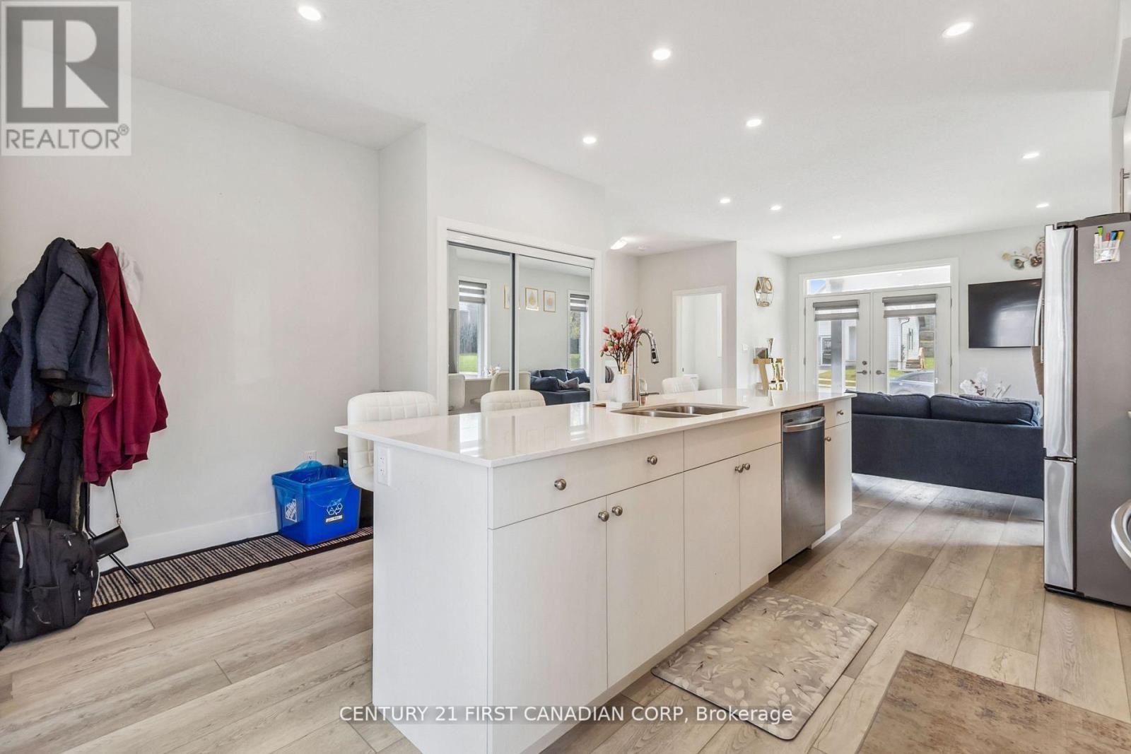 #21 990 DEVERON CRESCENT - 22