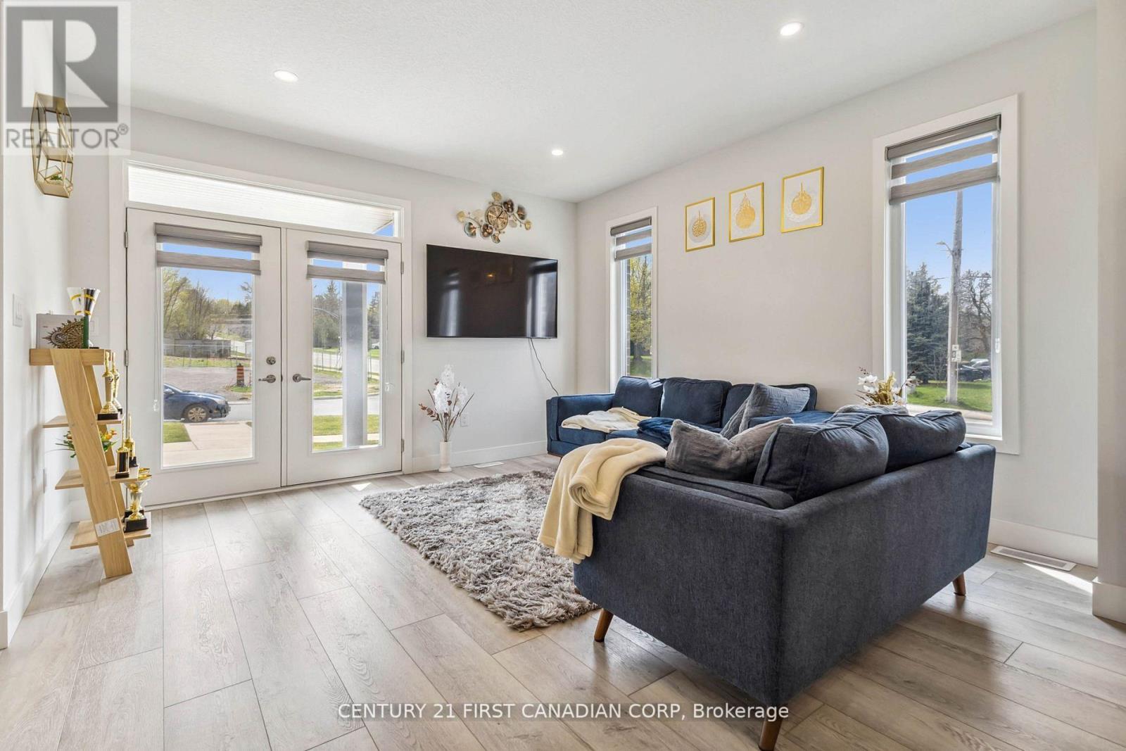 #21 990 DEVERON CRESCENT - 23
