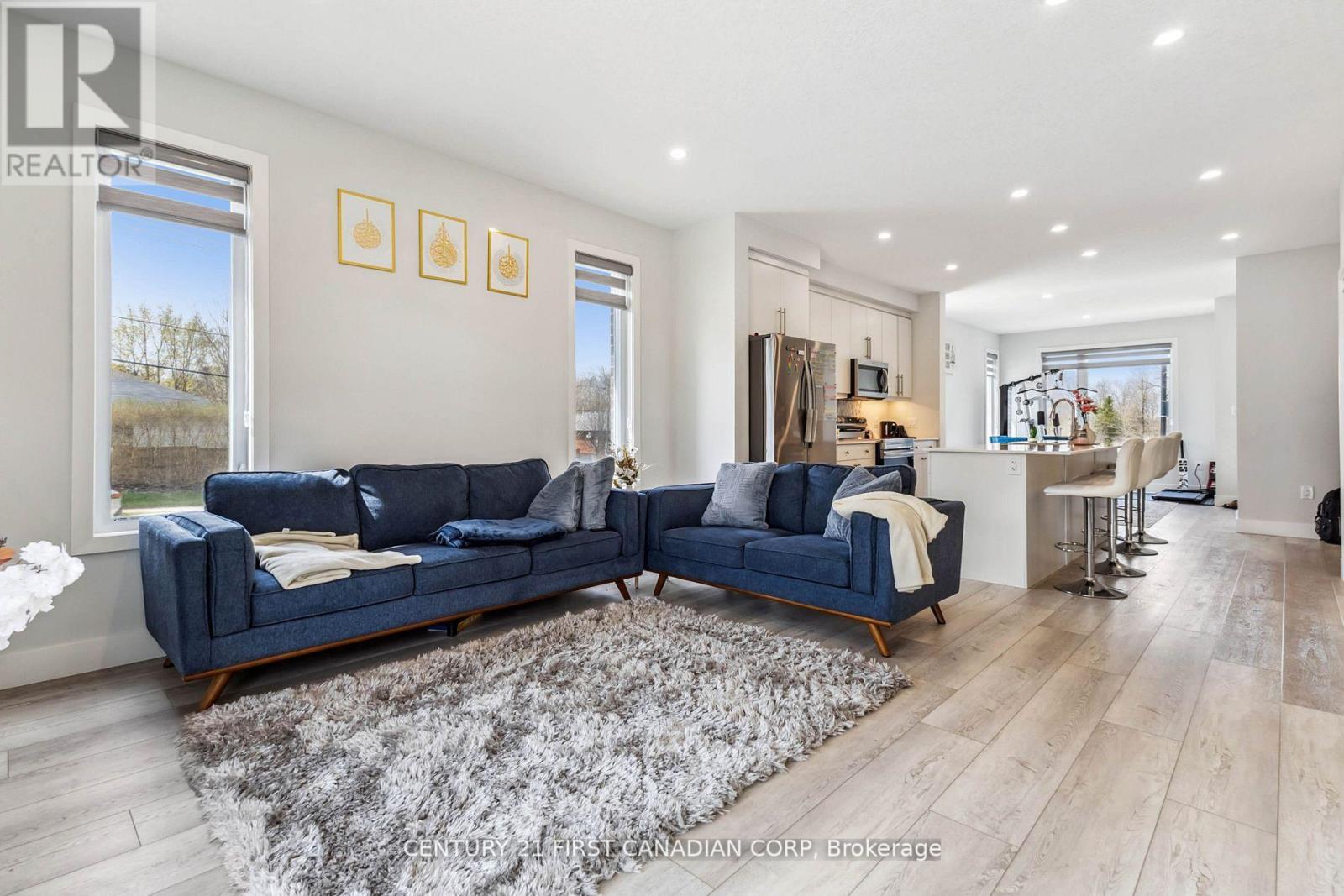 #21 990 DEVERON CRESCENT - 25