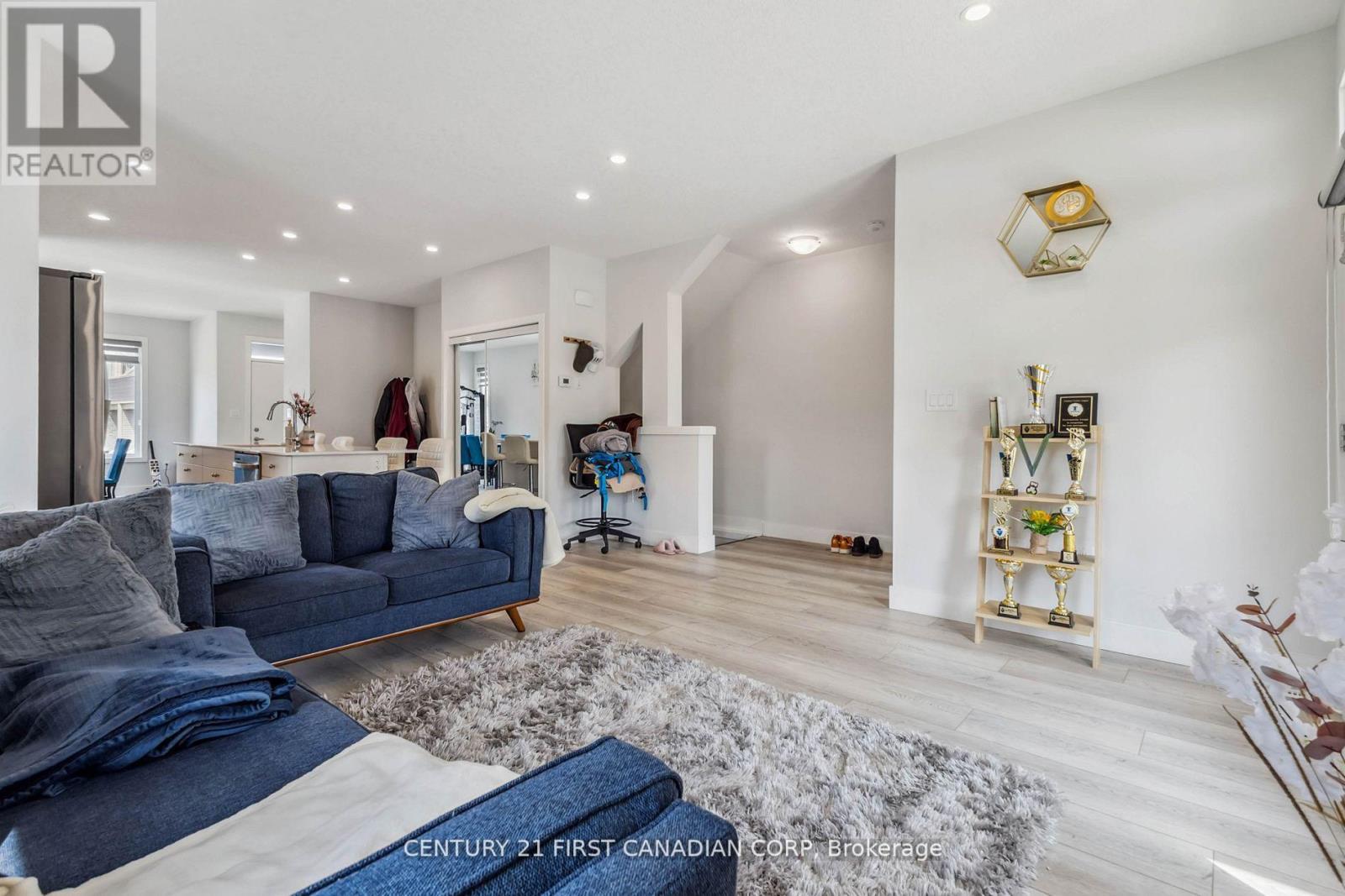 #21 990 DEVERON CRESCENT - 26