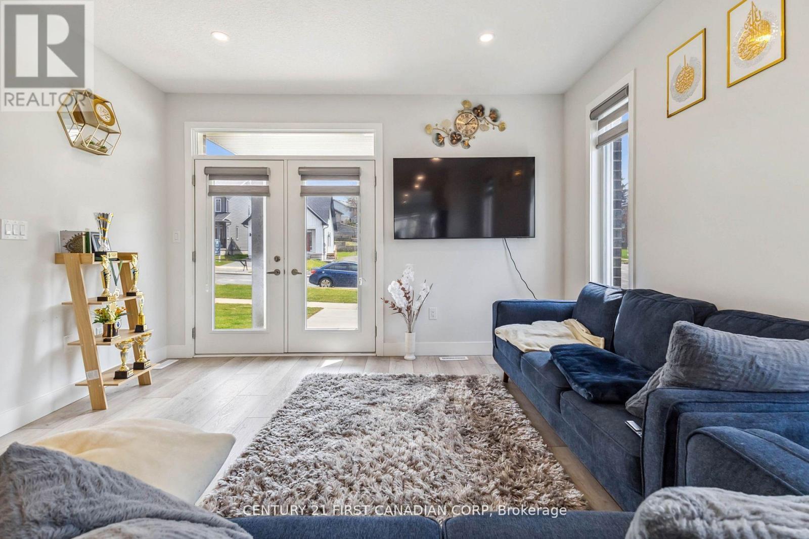 #21 990 DEVERON CRESCENT - 27