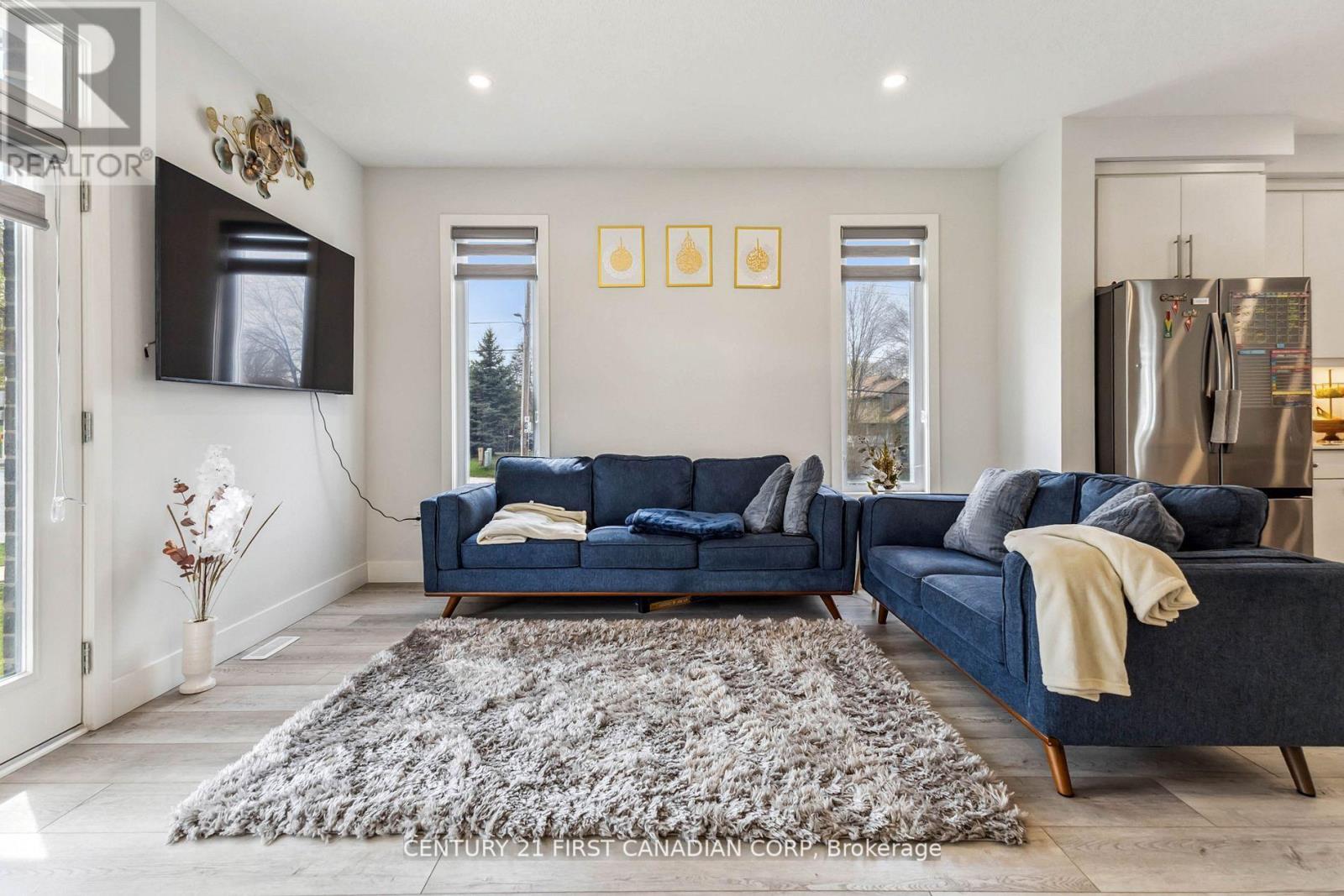 #21 990 DEVERON CRESCENT - 28