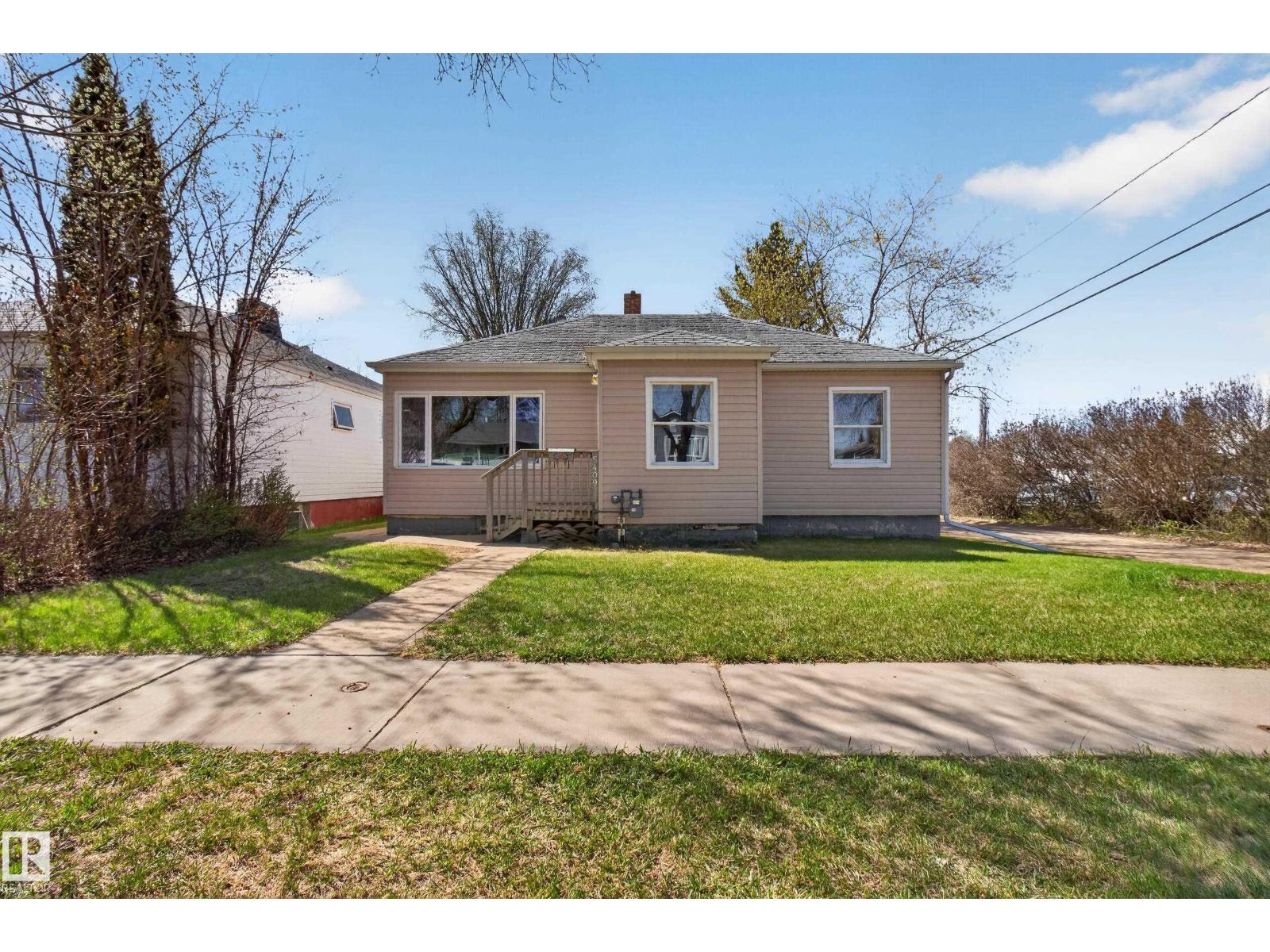 5409 49 Ave - 1