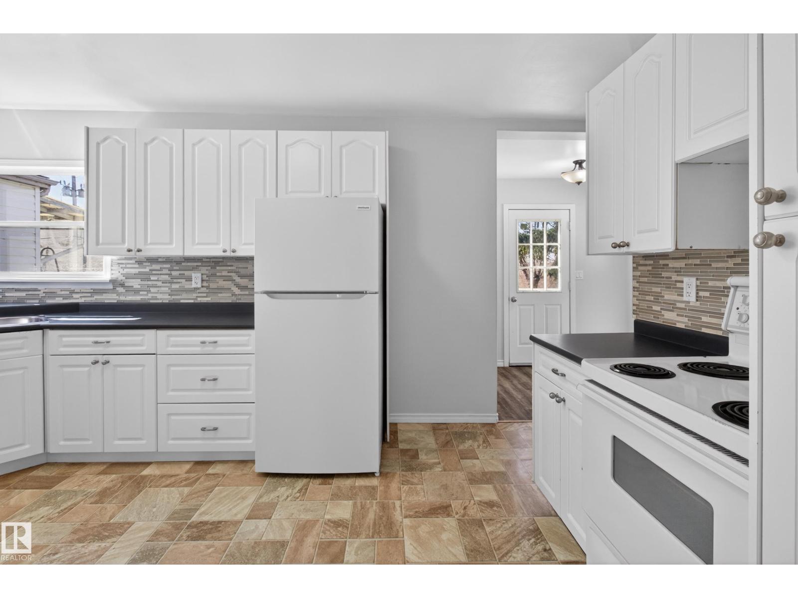 5409 49 Ave - 10