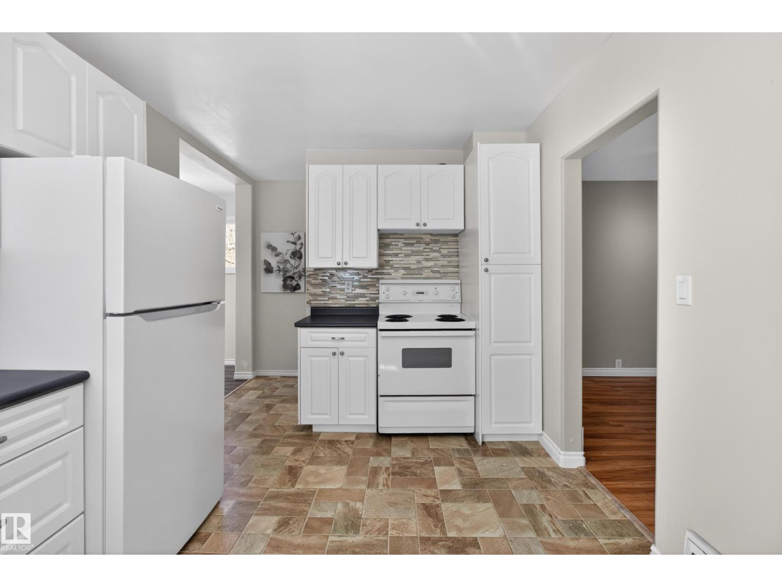5409 49 Ave - 11