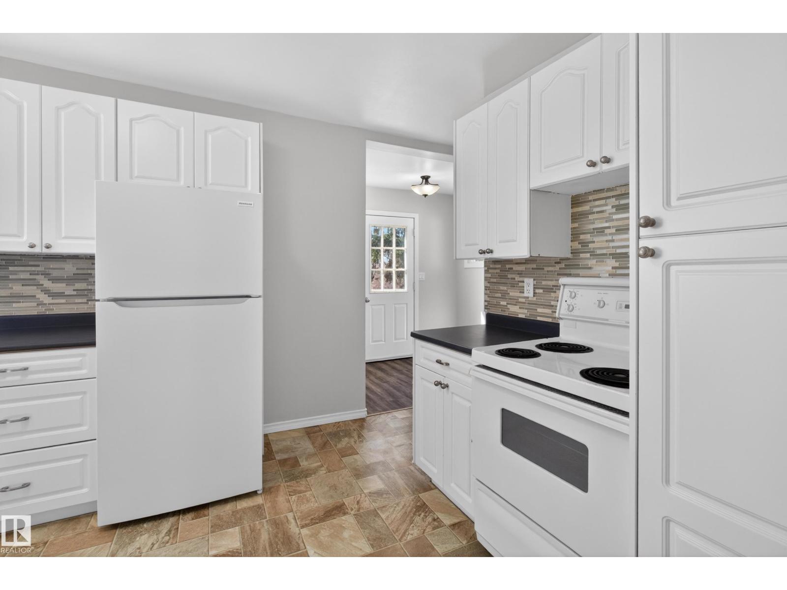 5409 49 Ave - 12