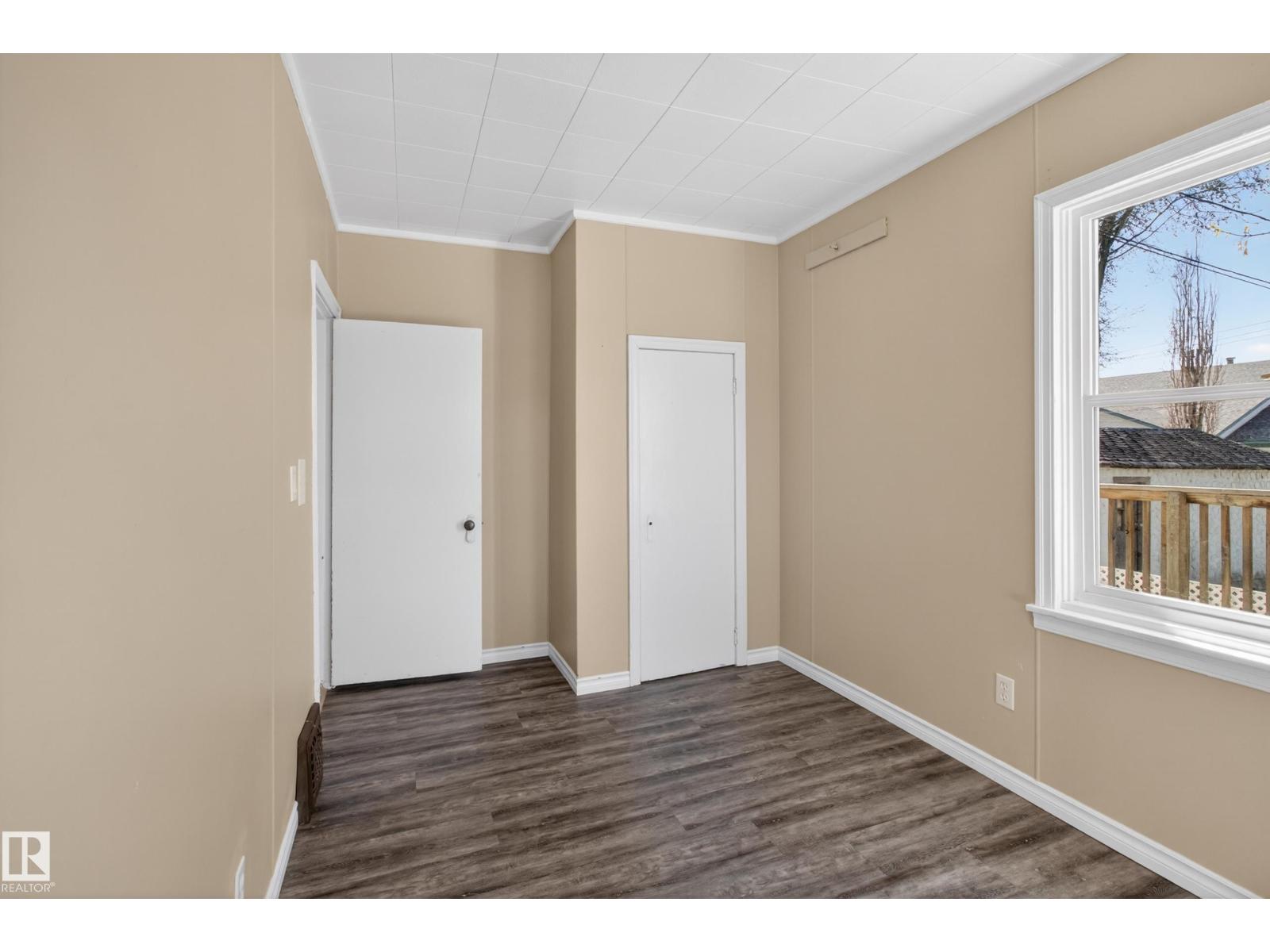 5409 49 Ave - 18