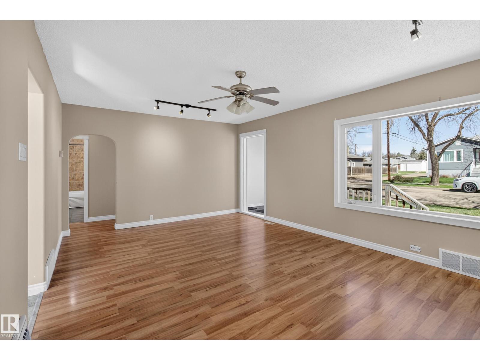 5409 49 Ave - 2