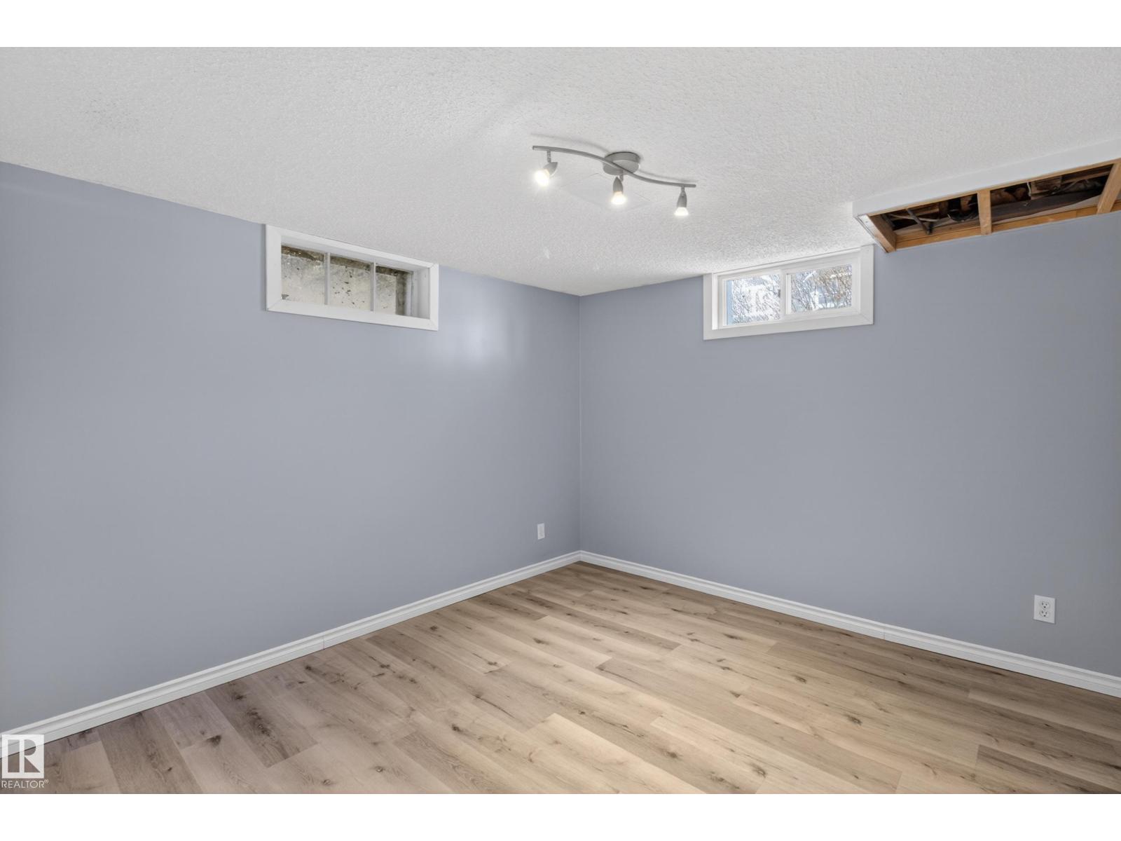 5409 49 Ave - 23