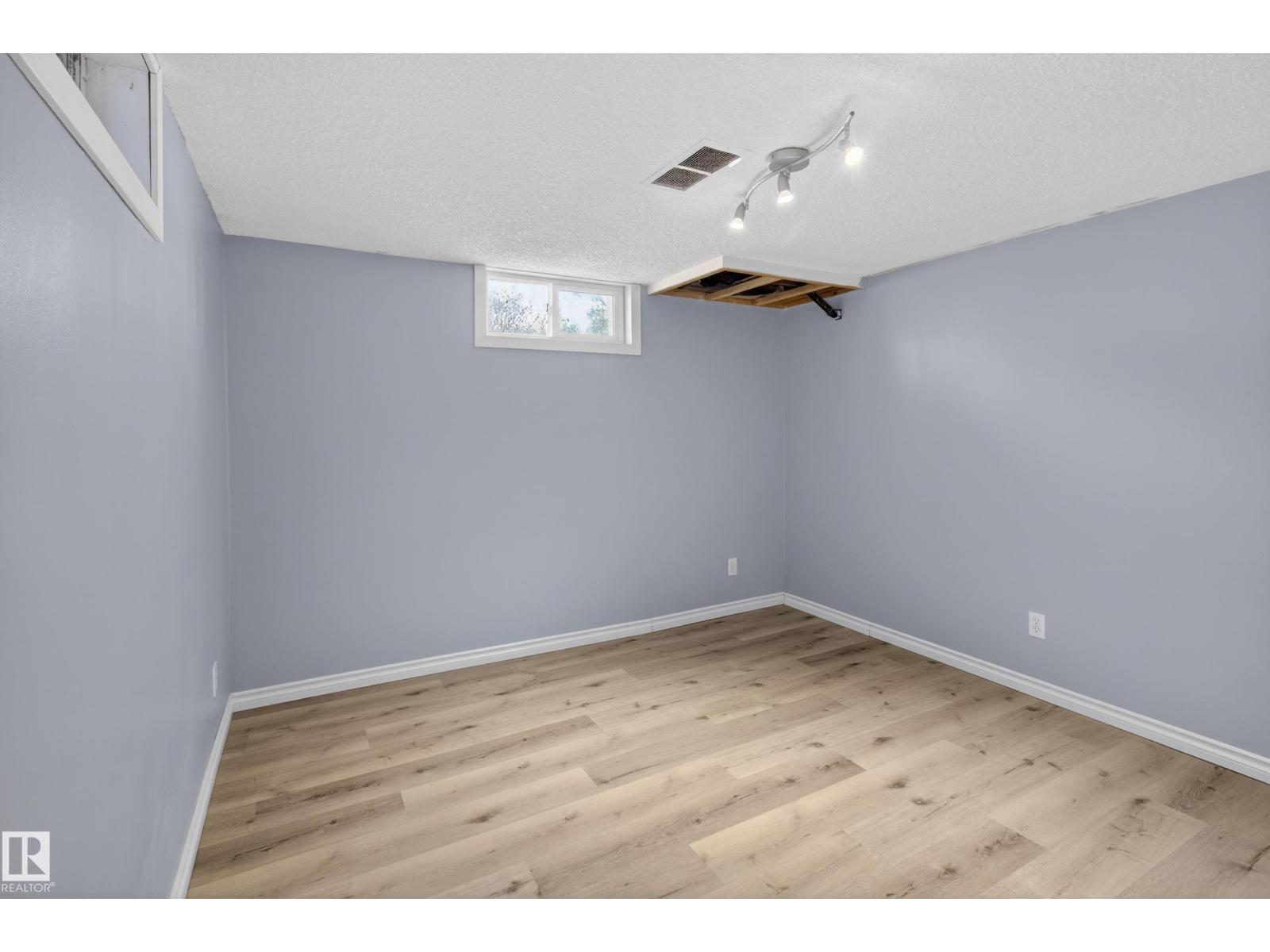 5409 49 Ave - 24