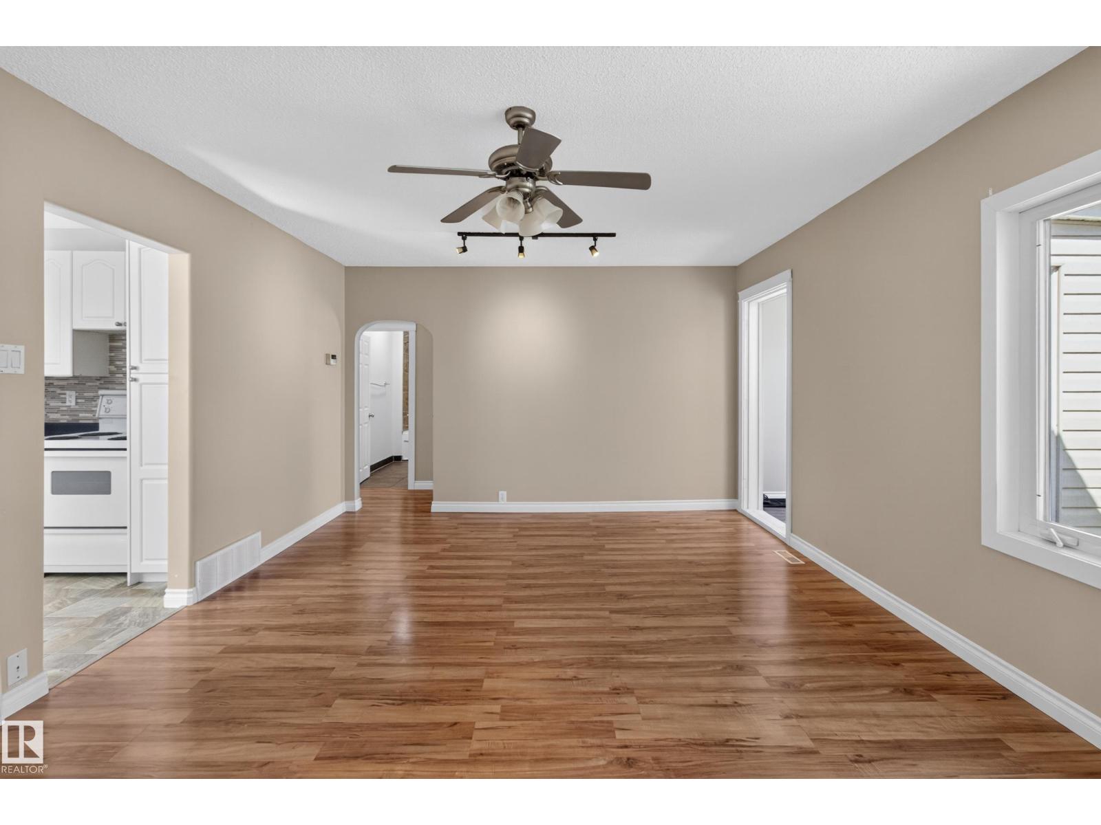 5409 49 Ave - 5