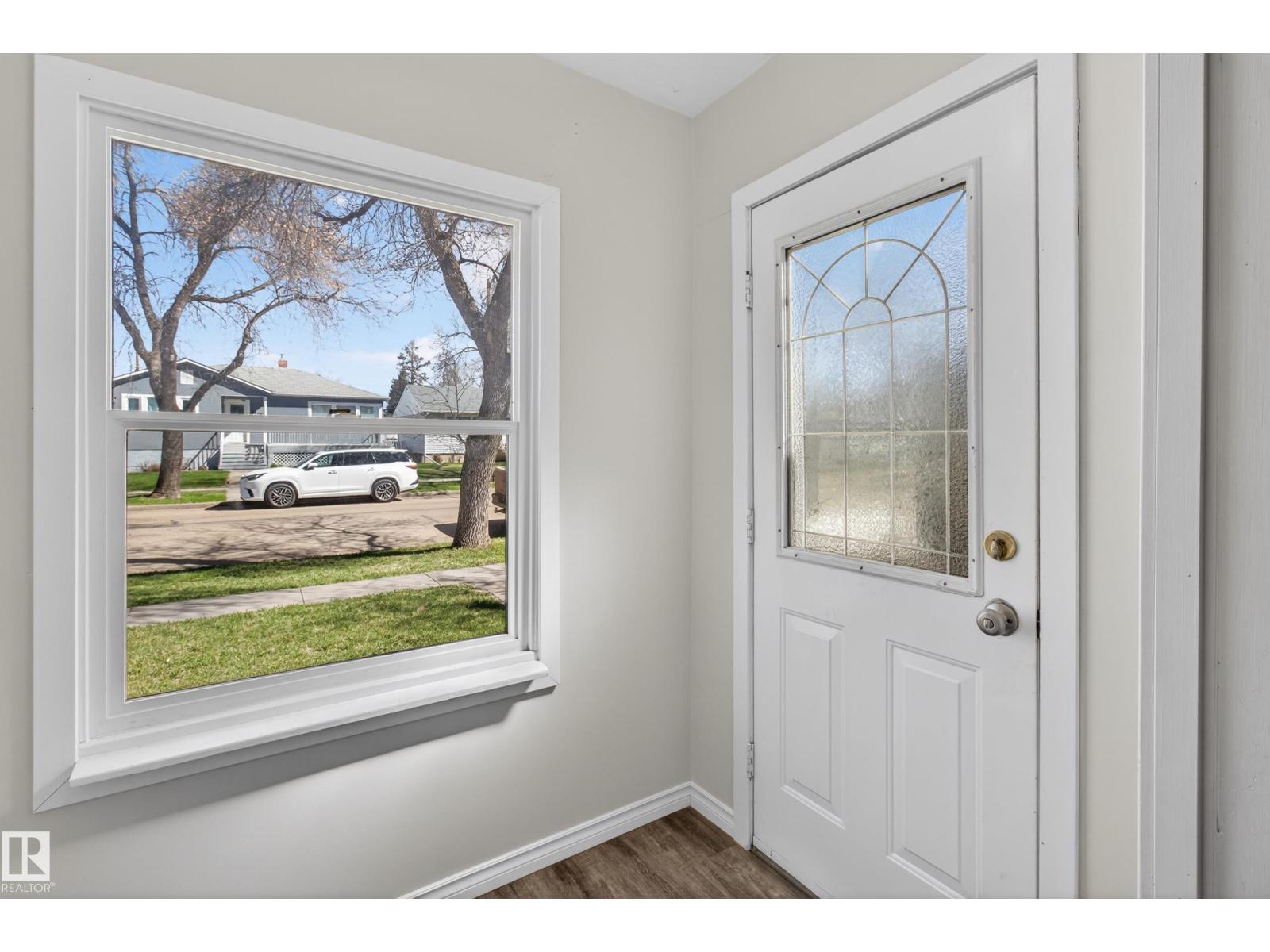 5409 49 Ave - 6