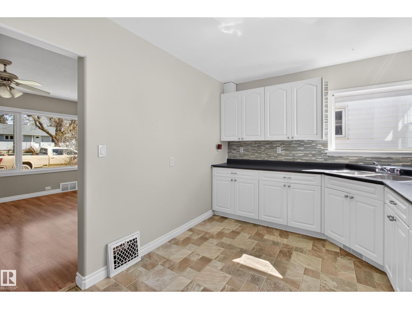 5409 49 Ave - 7
