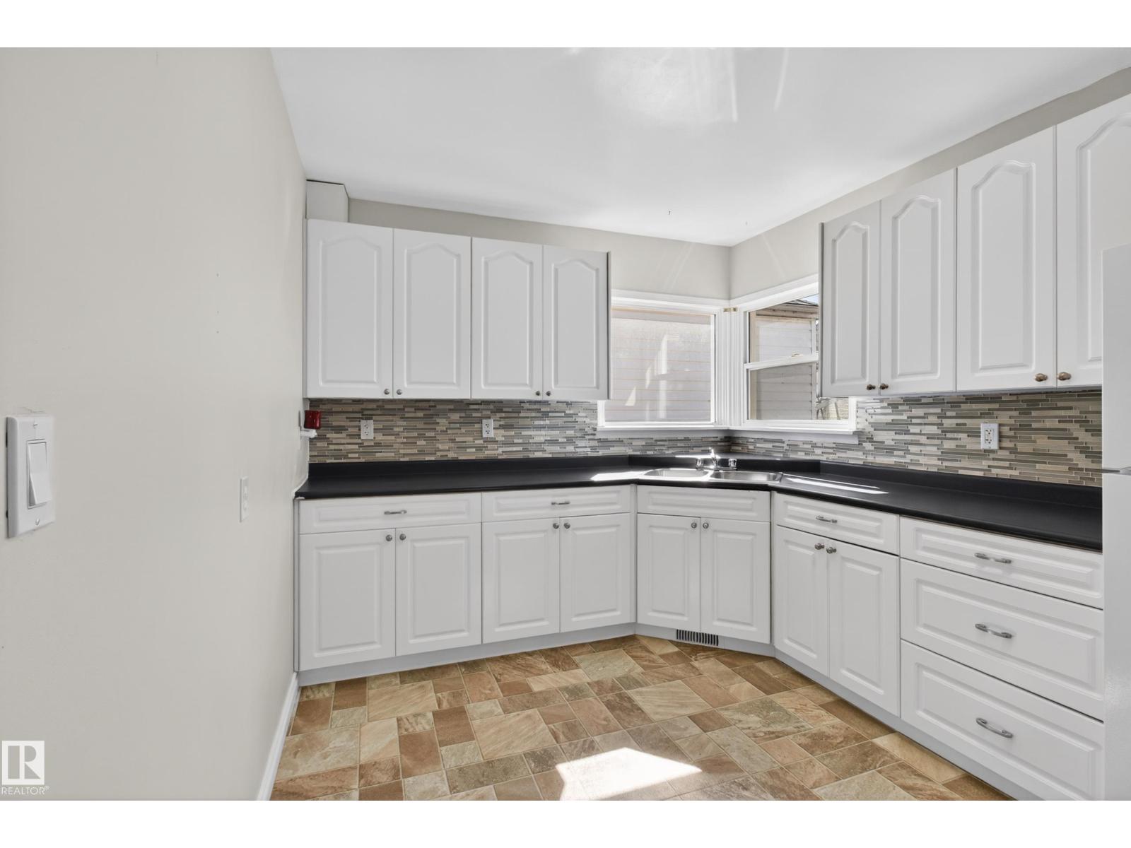 5409 49 Ave - 8