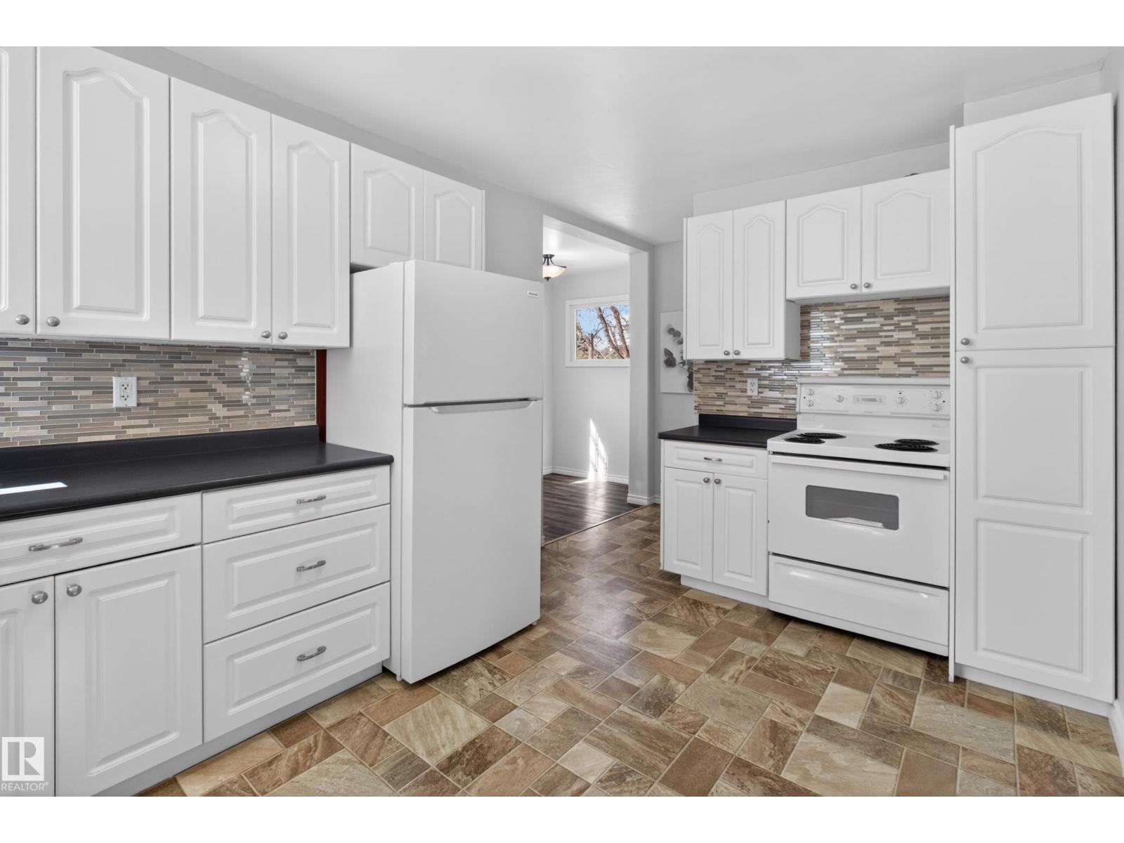 5409 49 Ave - 9