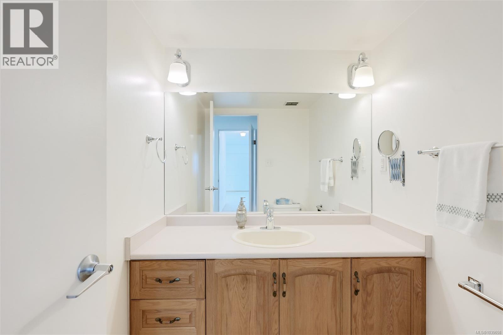 #104 360 Dallas Rd - 20