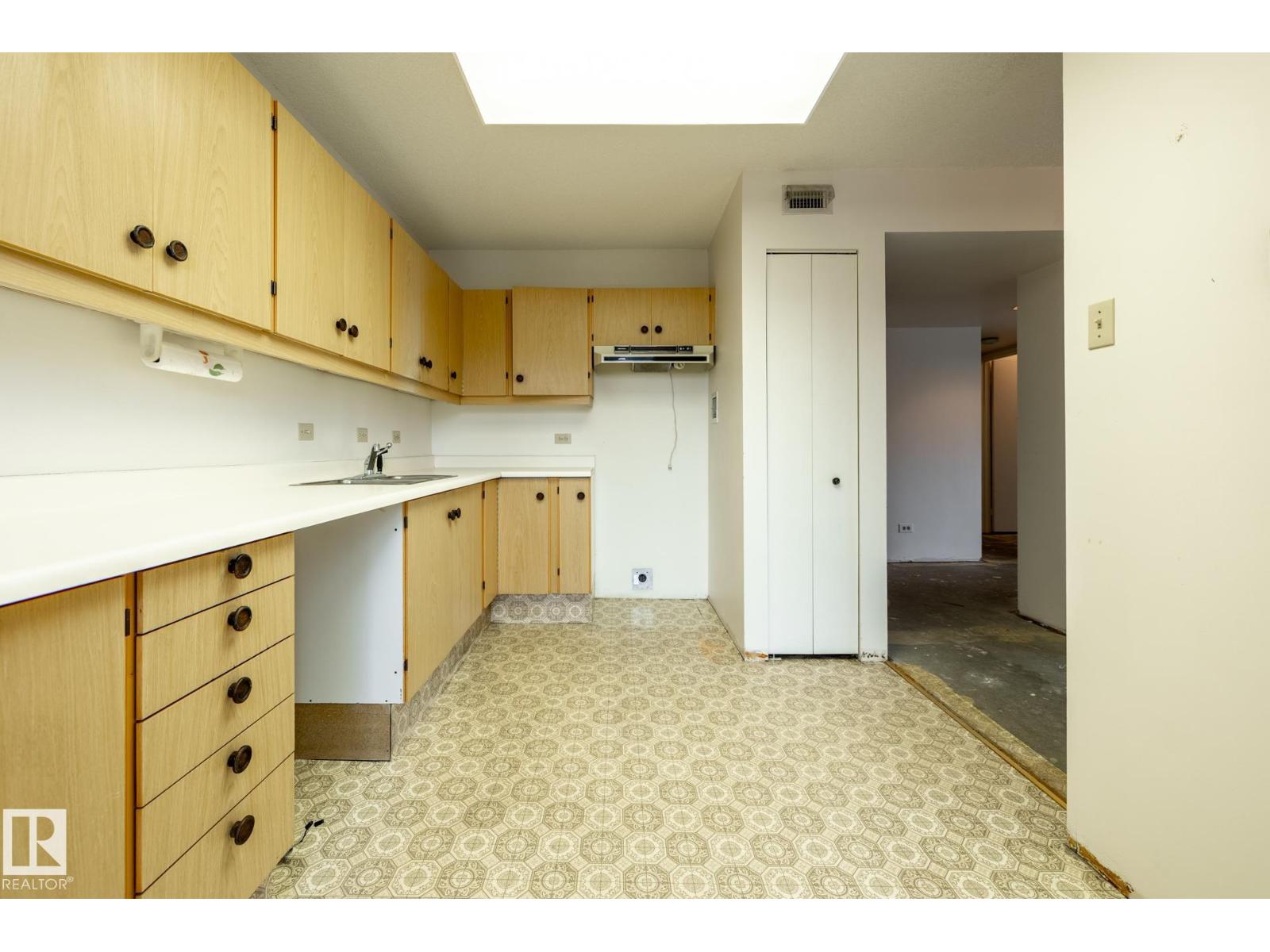 #402 11027 87 AV NW — photo 37