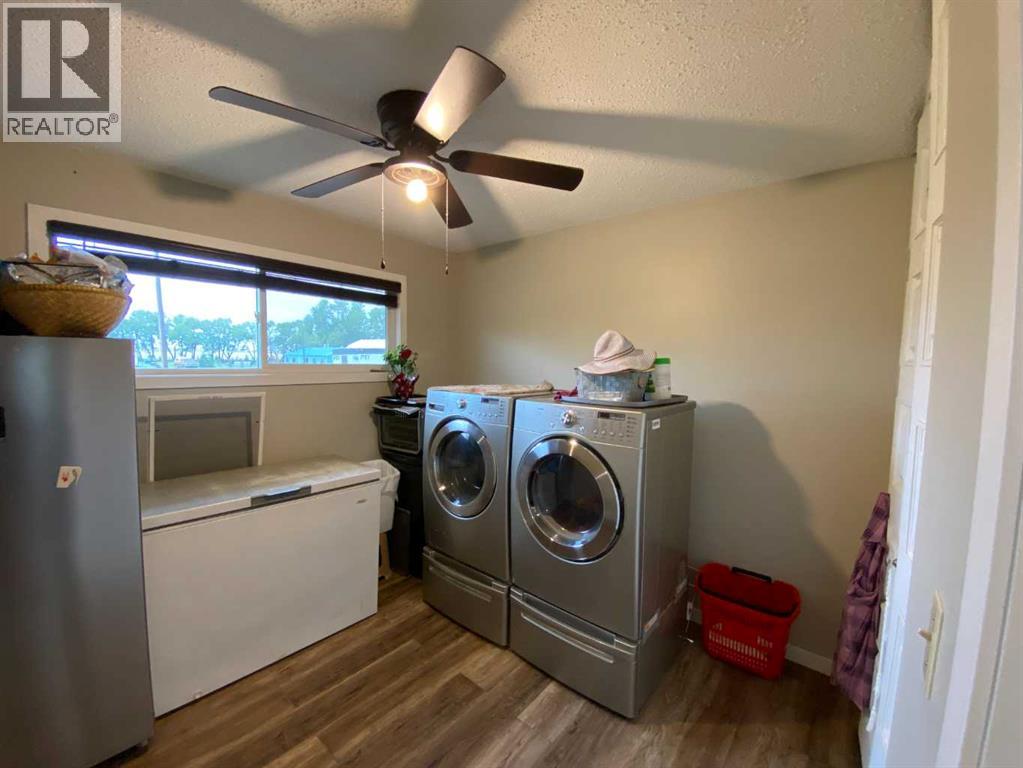 Guest room/ laundry