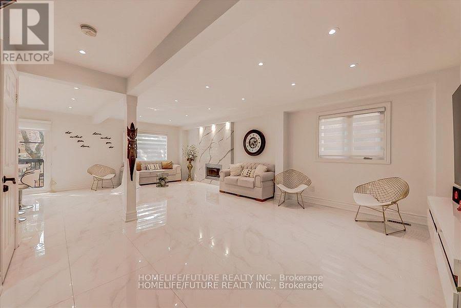 27 SUGARBUSH SQUARE - 11
