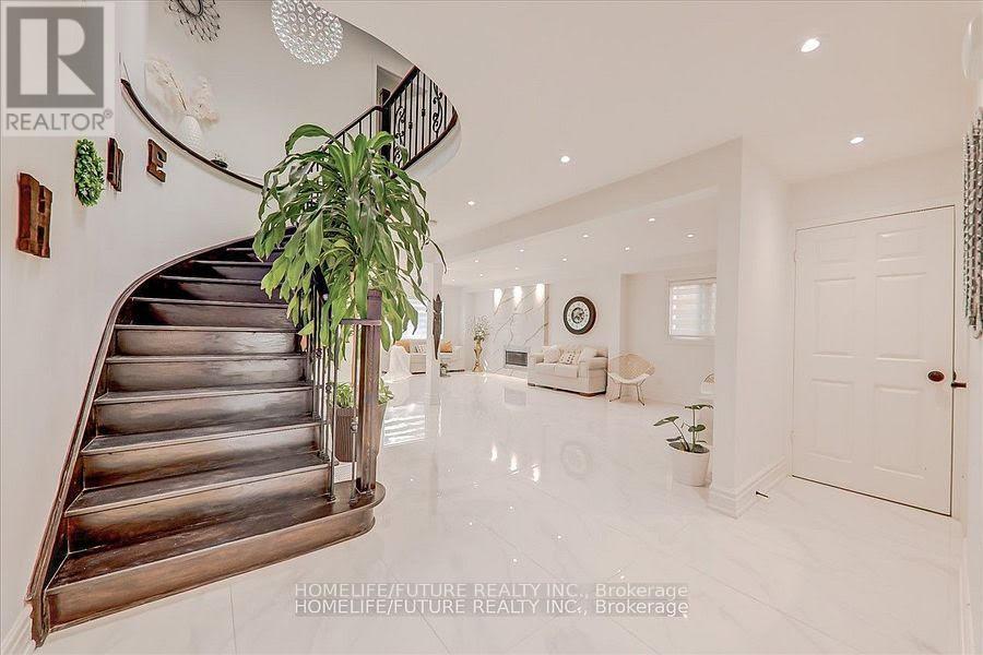 27 SUGARBUSH SQUARE - 17