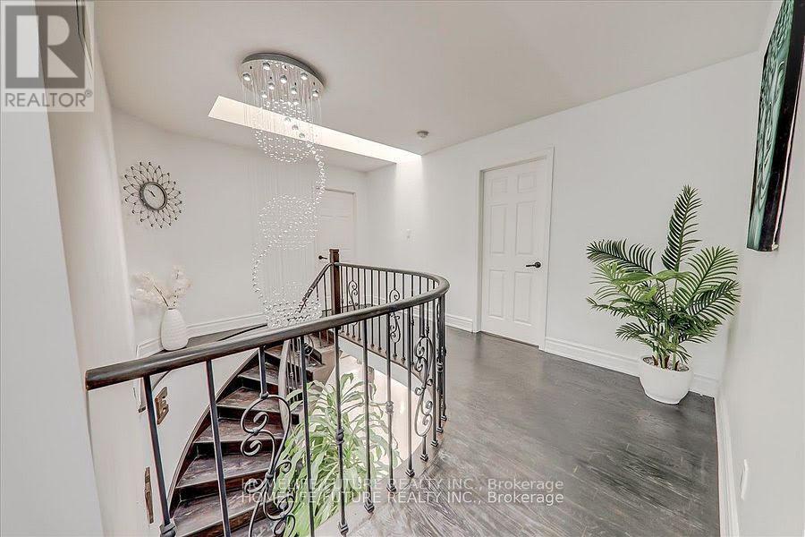 27 SUGARBUSH SQUARE - 19