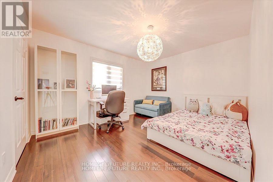 27 SUGARBUSH SQUARE - 28