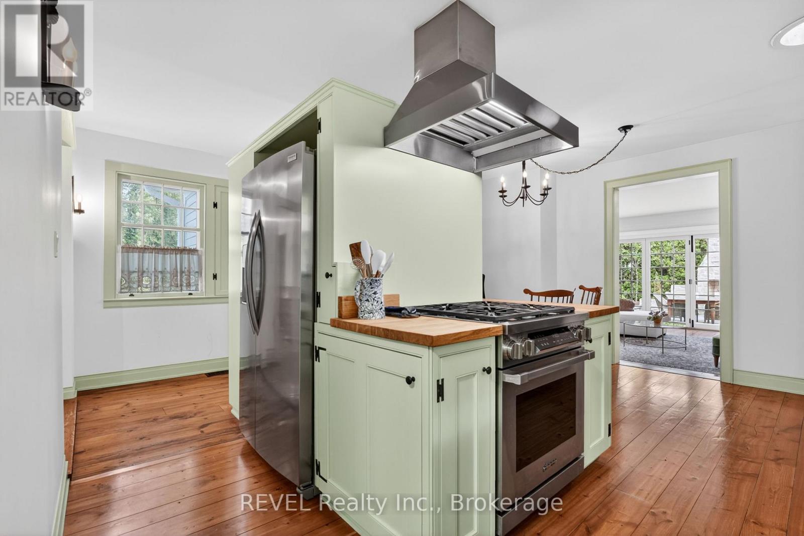 235 SIMCOE STREET - 10