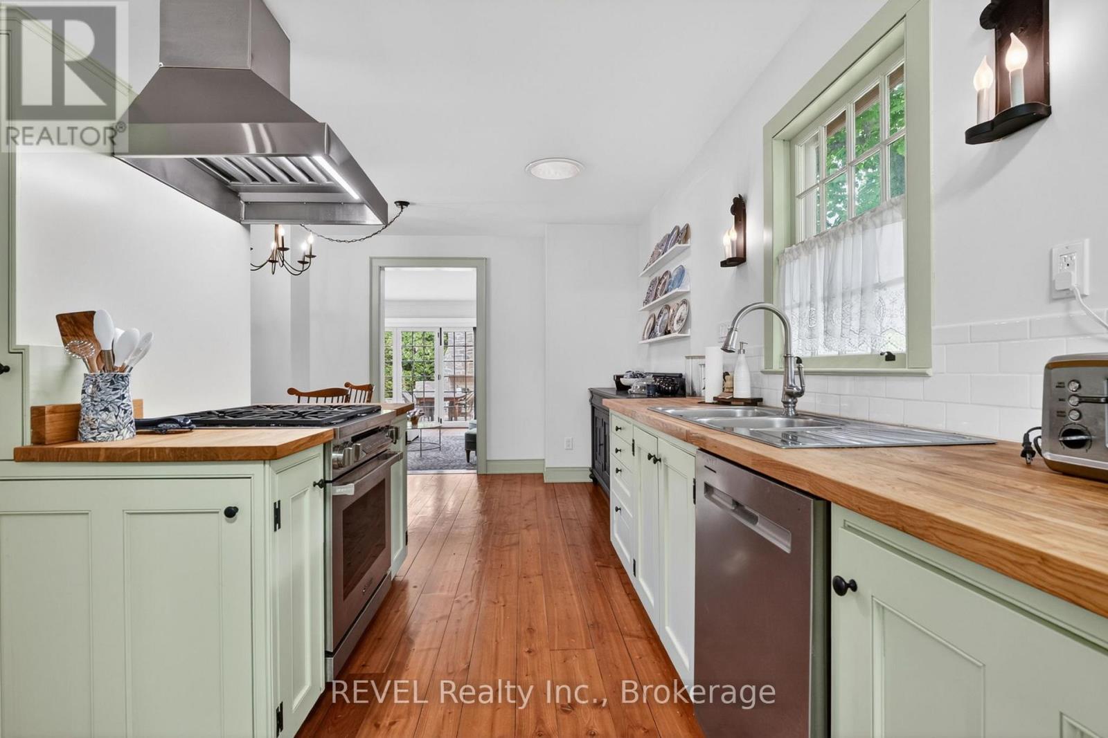 235 SIMCOE STREET - 11