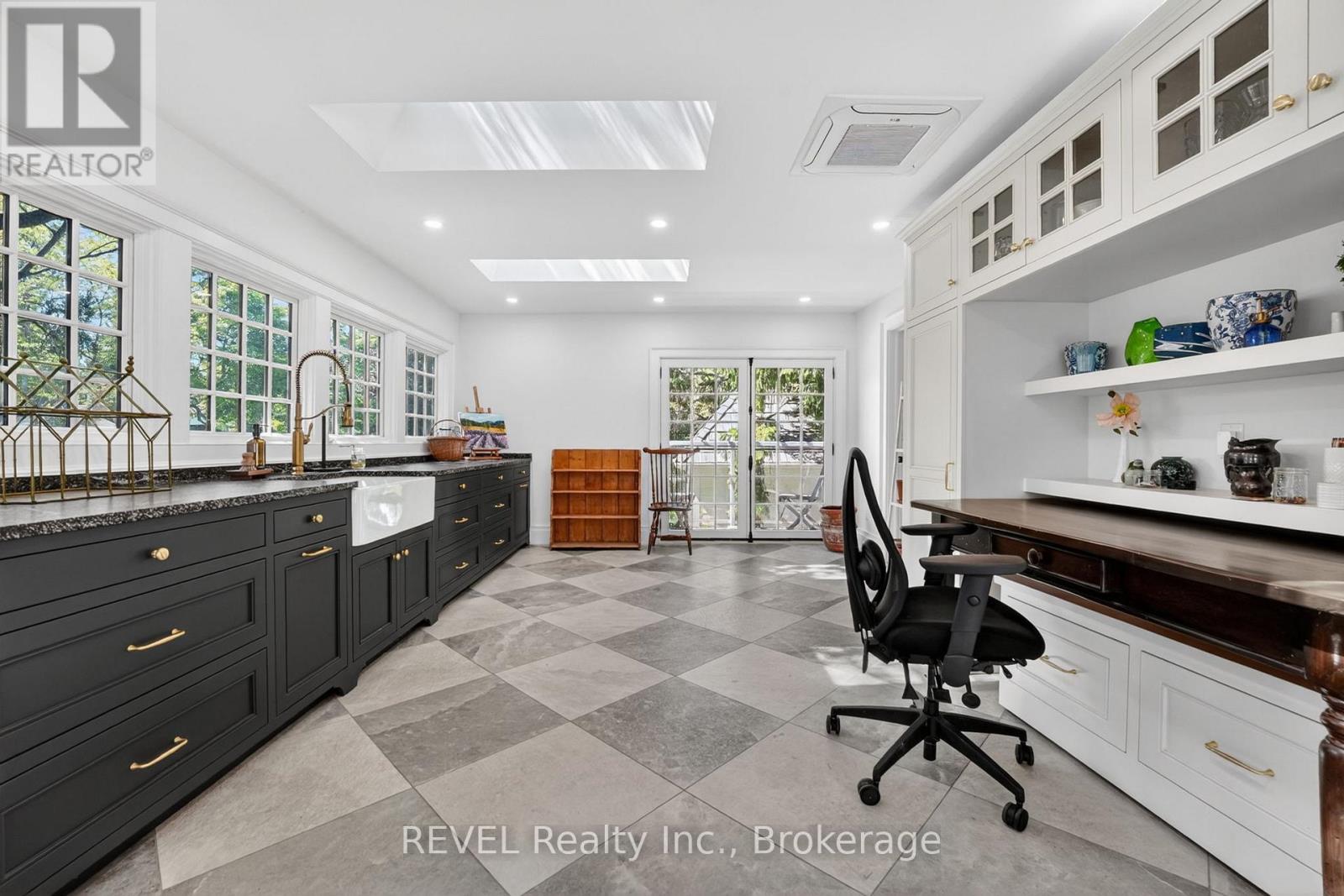 235 SIMCOE STREET - 32