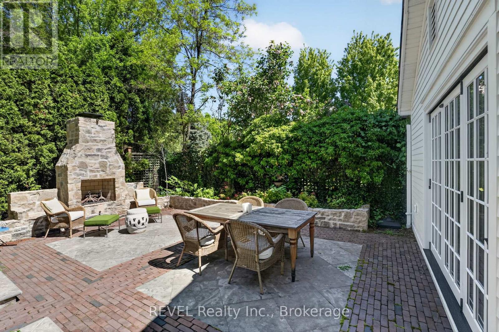 235 SIMCOE STREET - 36
