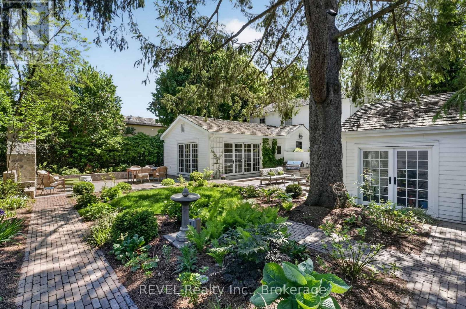 235 SIMCOE STREET - 39