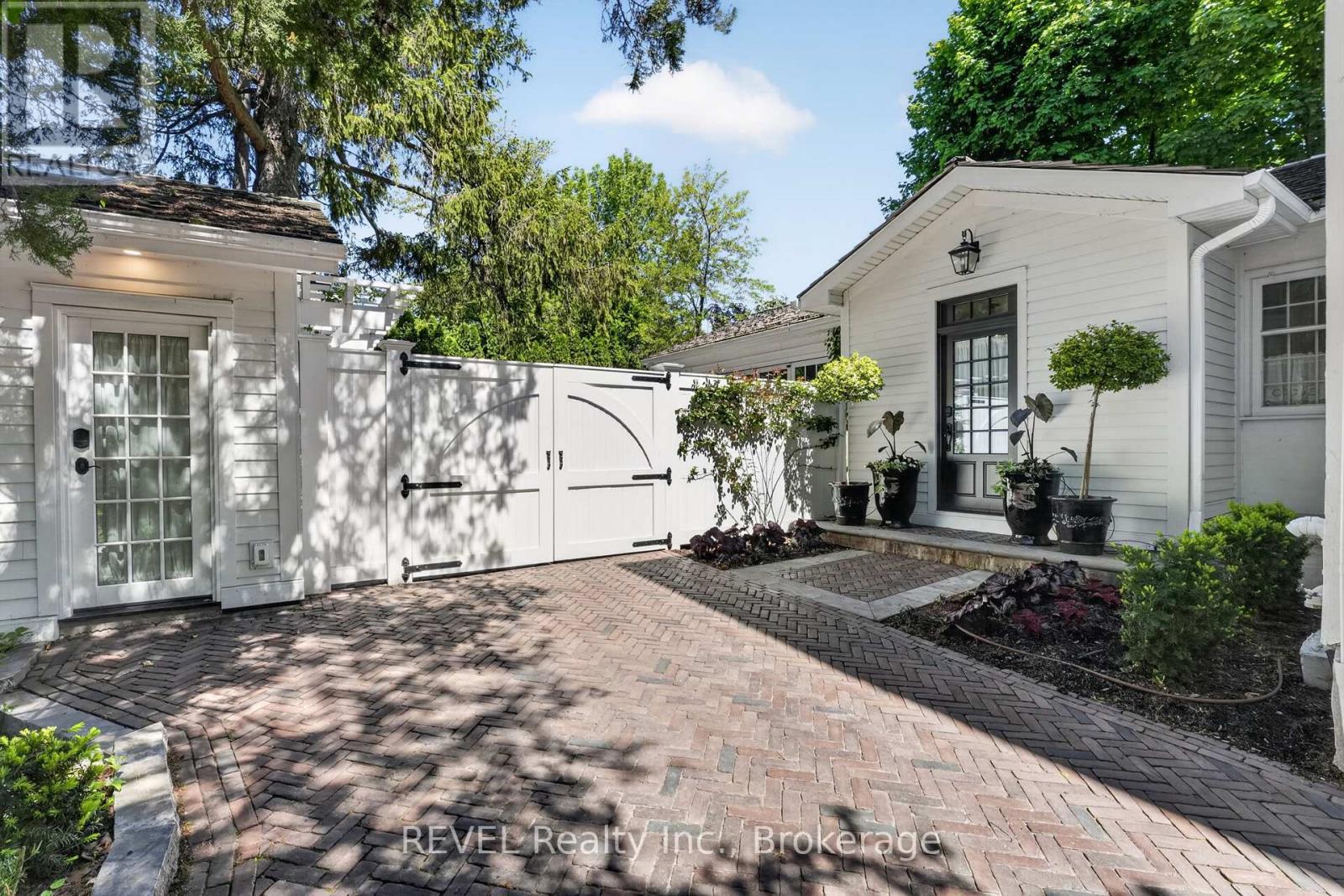 235 SIMCOE STREET - 44