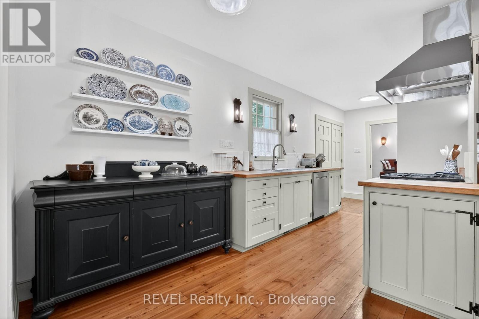 235 SIMCOE STREET - 9