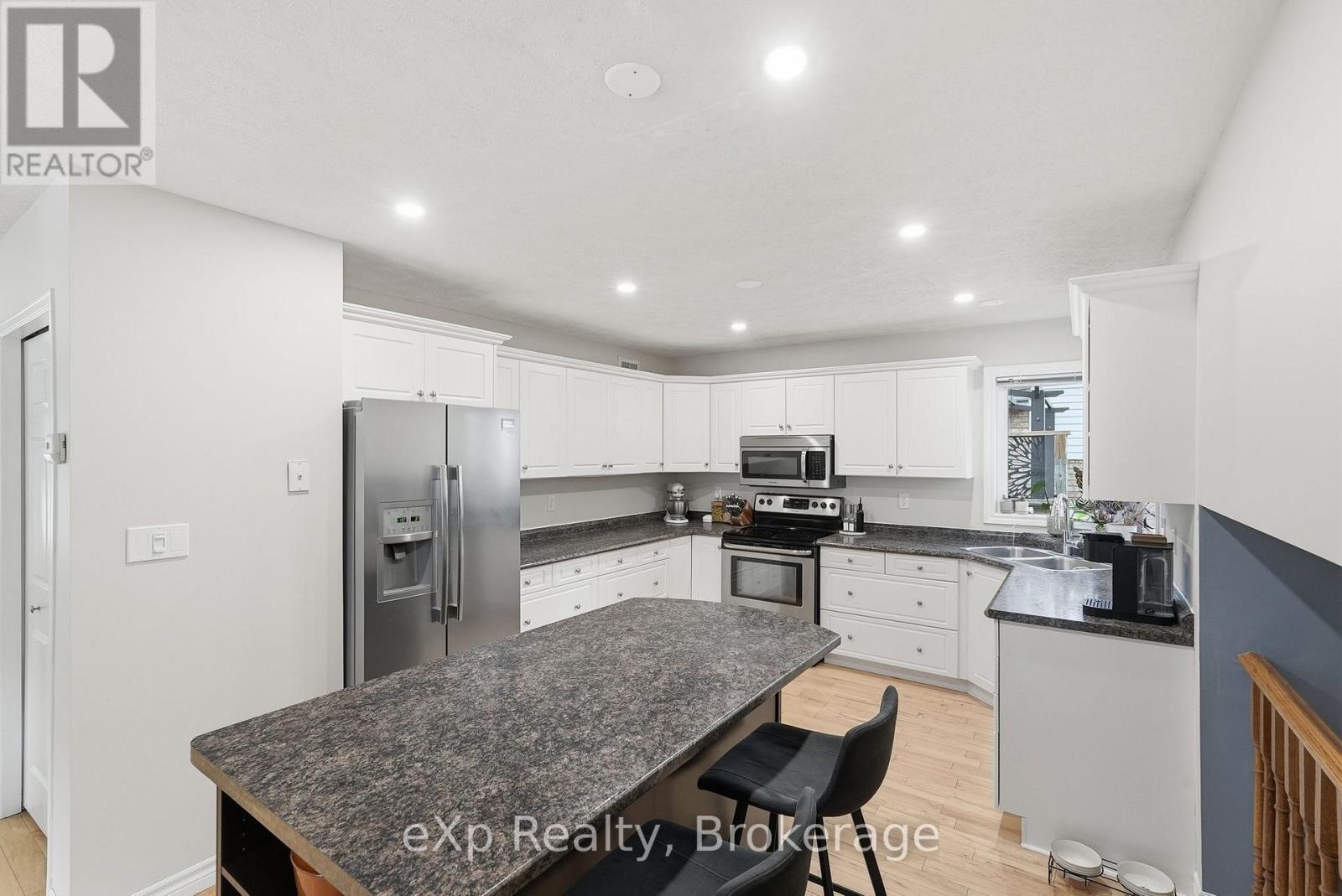 957 WATERLOO STREET - 13