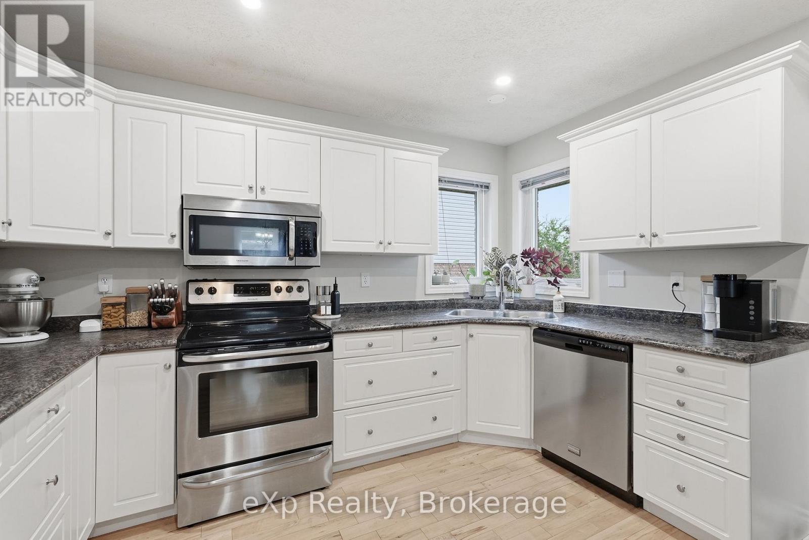 957 WATERLOO STREET - 14