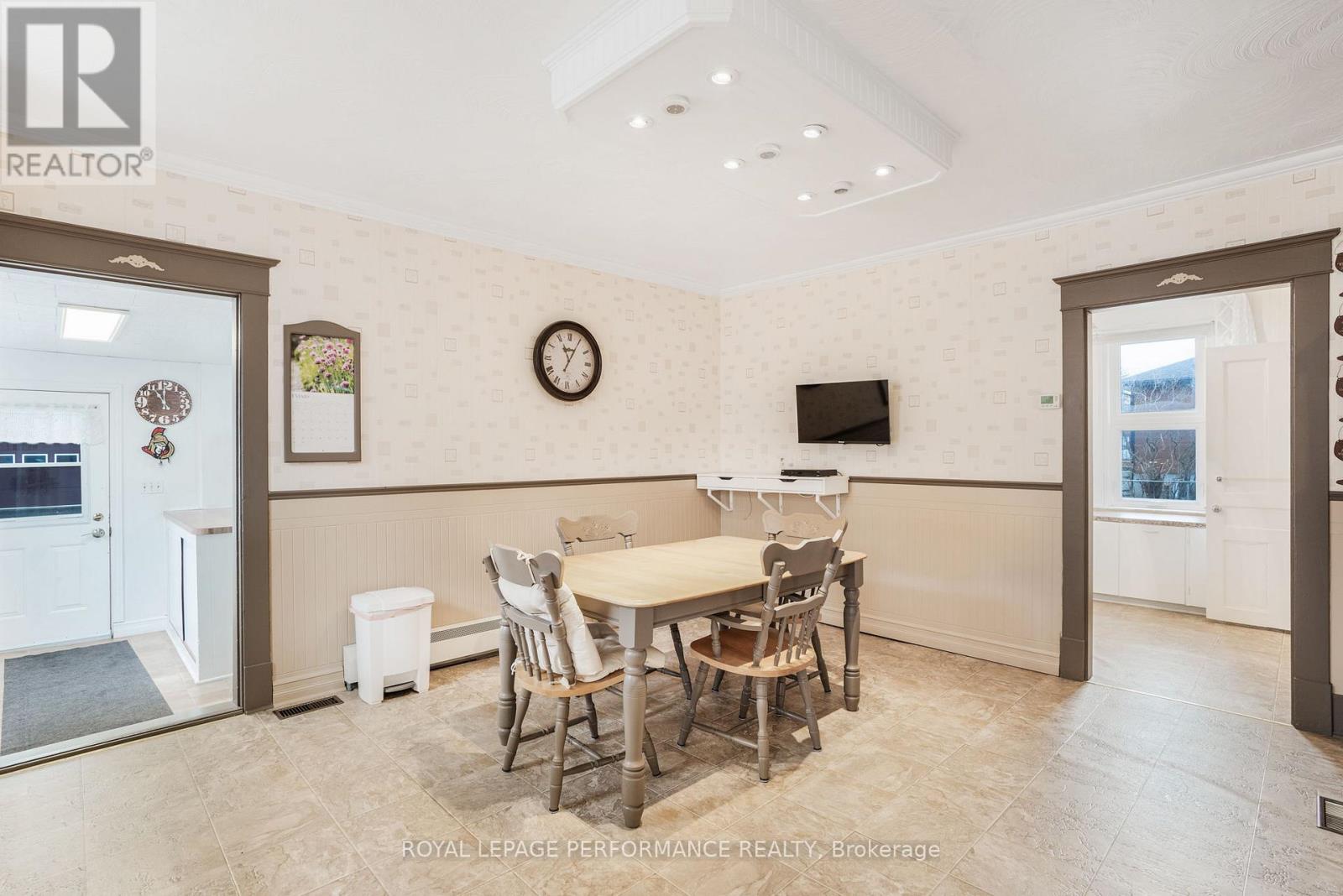 72 LONGUEUIL STREET - 10