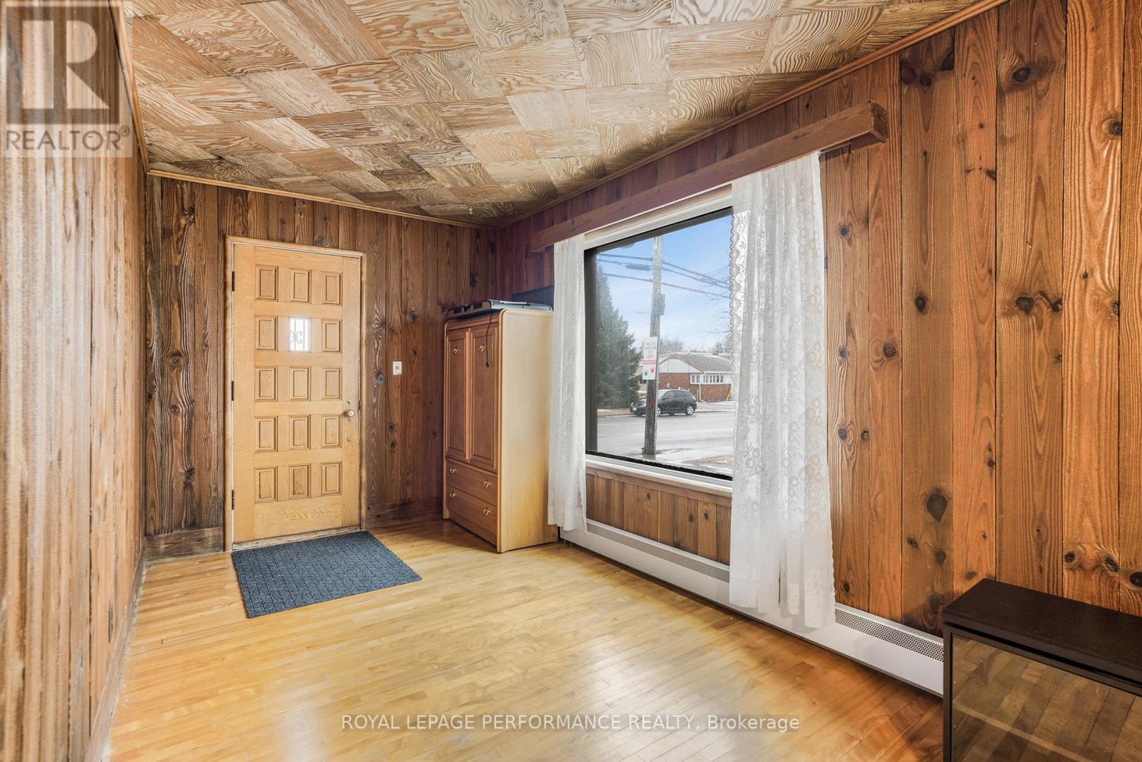 72 LONGUEUIL STREET - 12