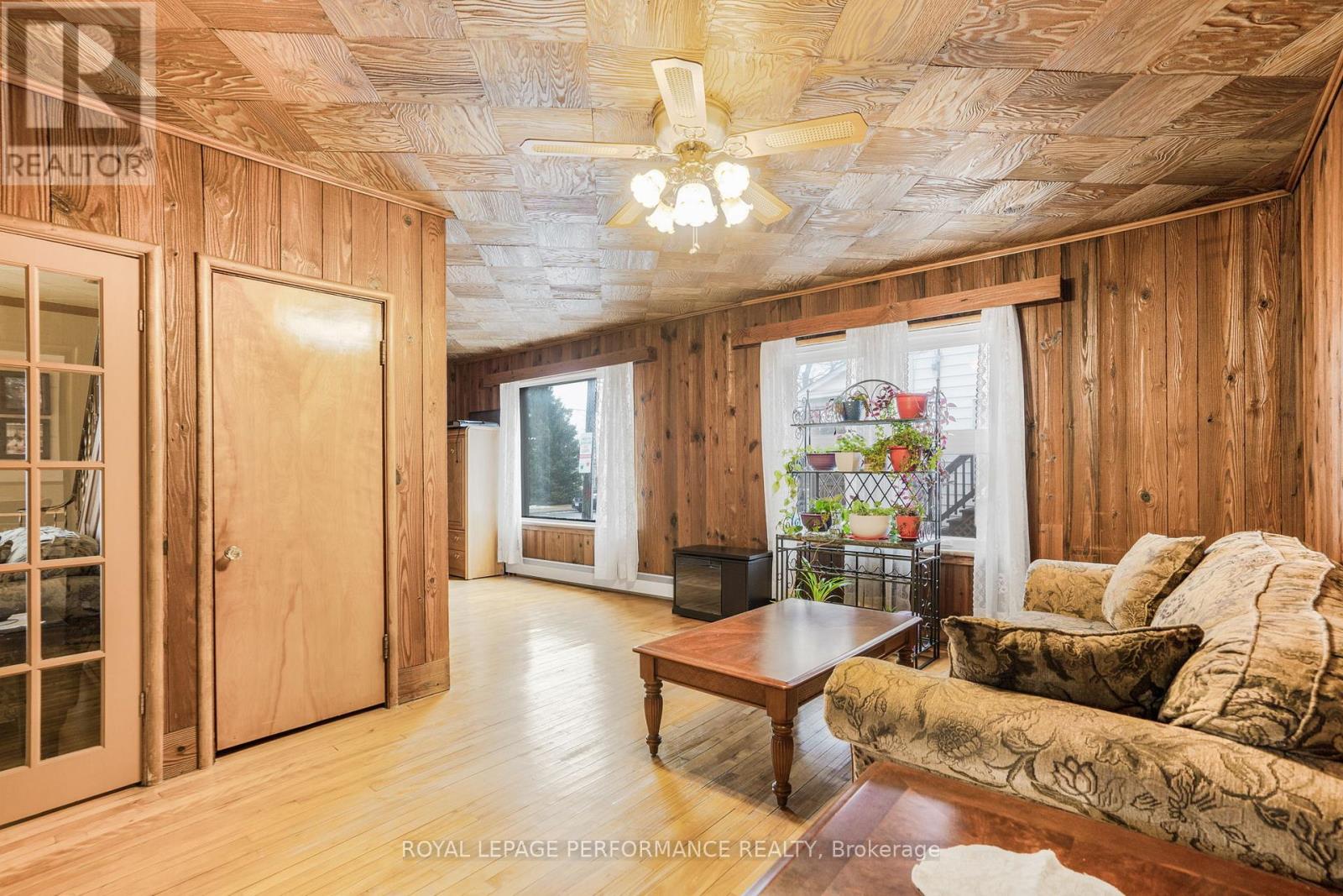 72 LONGUEUIL STREET - 16