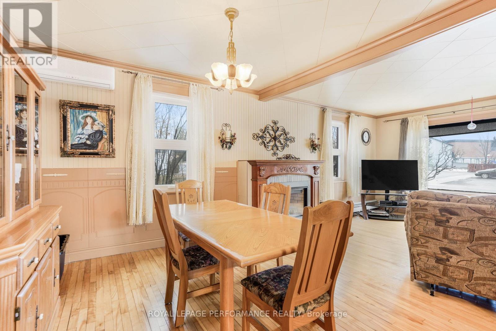 72 LONGUEUIL STREET - 18