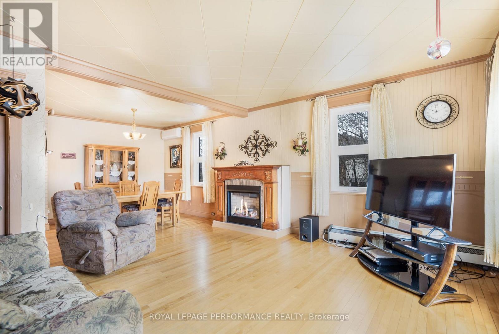 72 LONGUEUIL STREET - 21