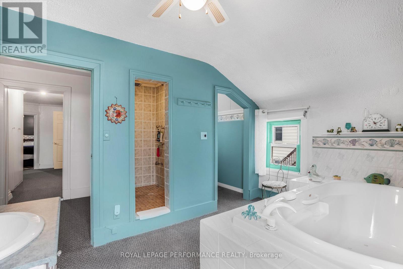72 LONGUEUIL STREET - 29