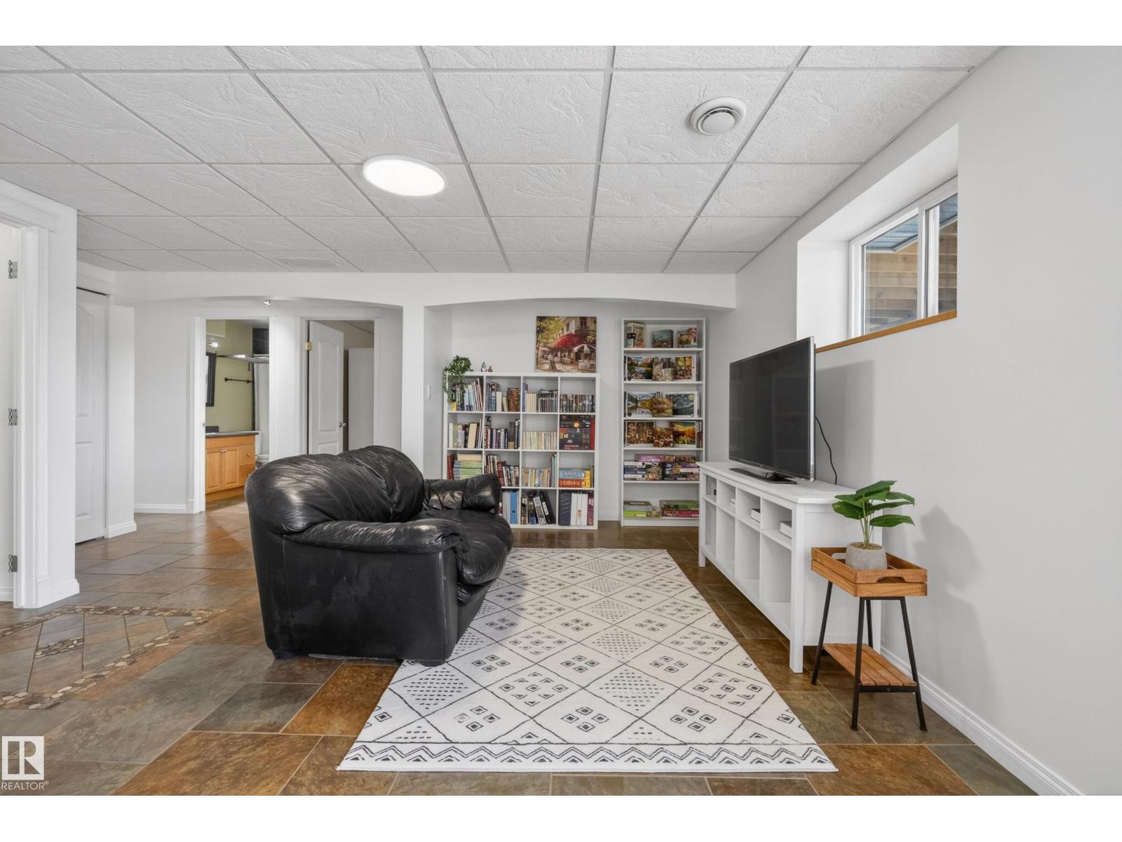 10807 6 AV SW — photo 38