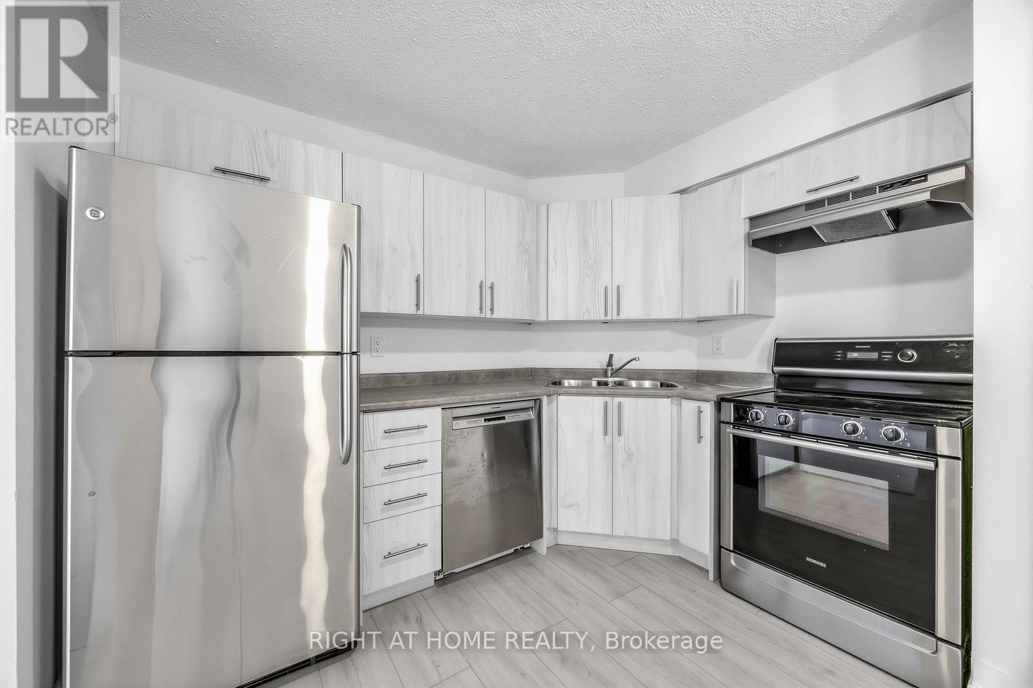 #1711 41 MARKBROOK LANE - 25