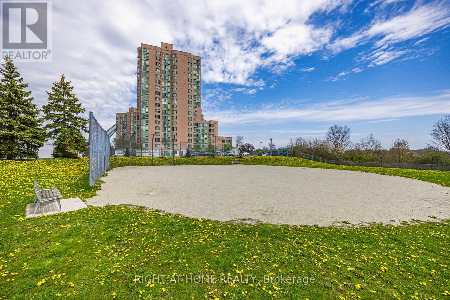 #1711 41 MARKBROOK LANE - 33