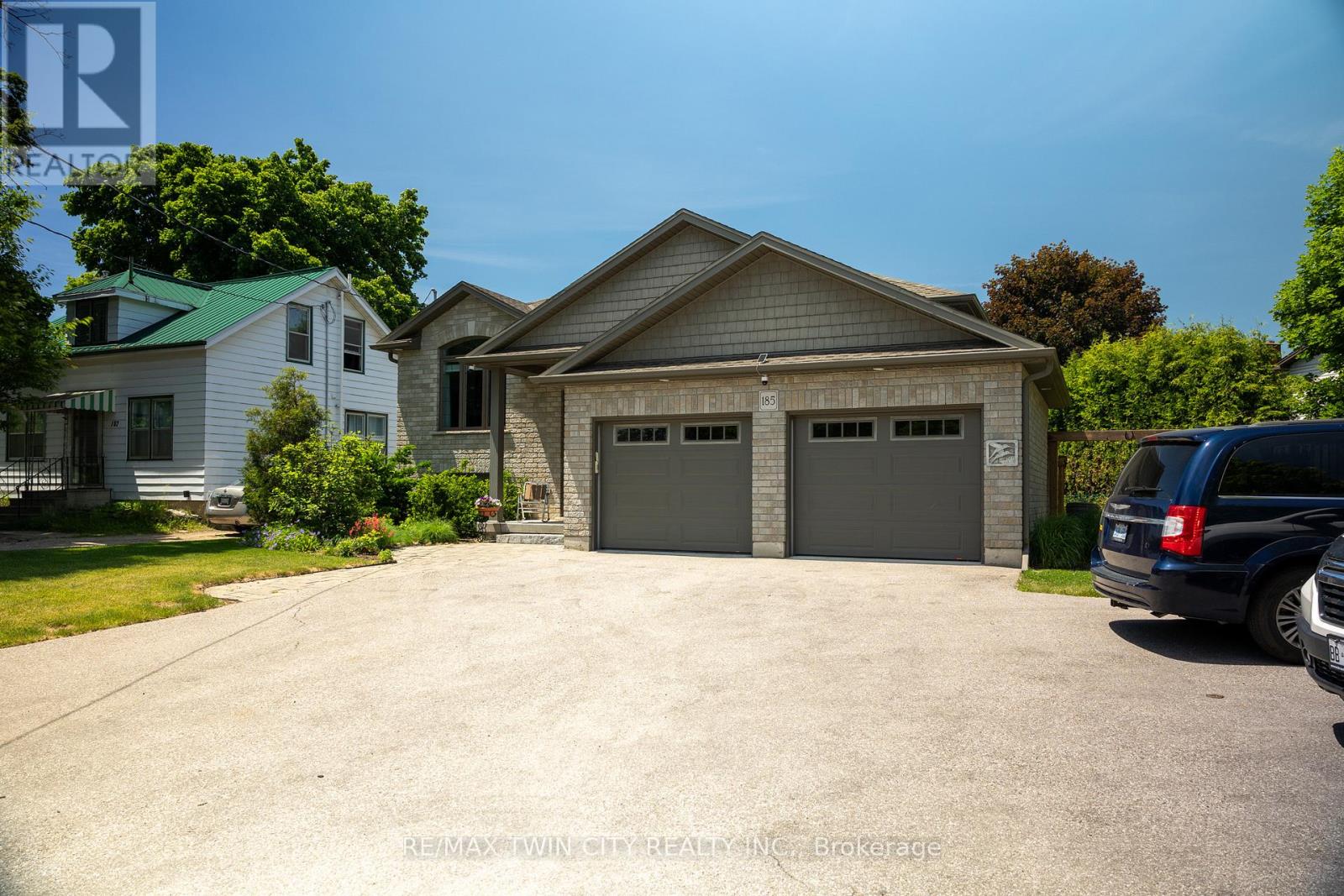 3-bedroom home for sale at 185 MOUNT PLEASANT STREET, Brantford ON · photo 3 of 28