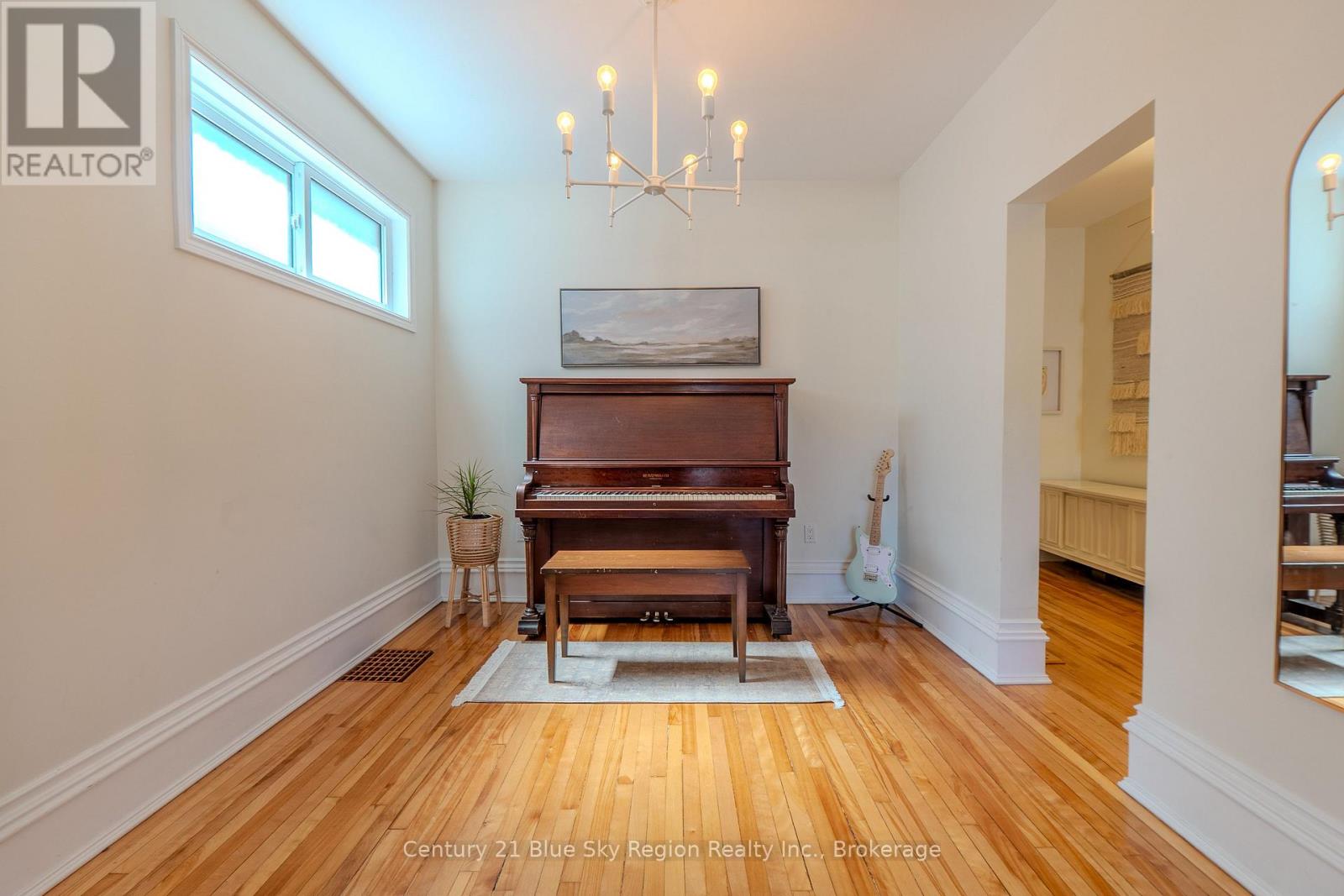 897 MAIN STREET W - 28