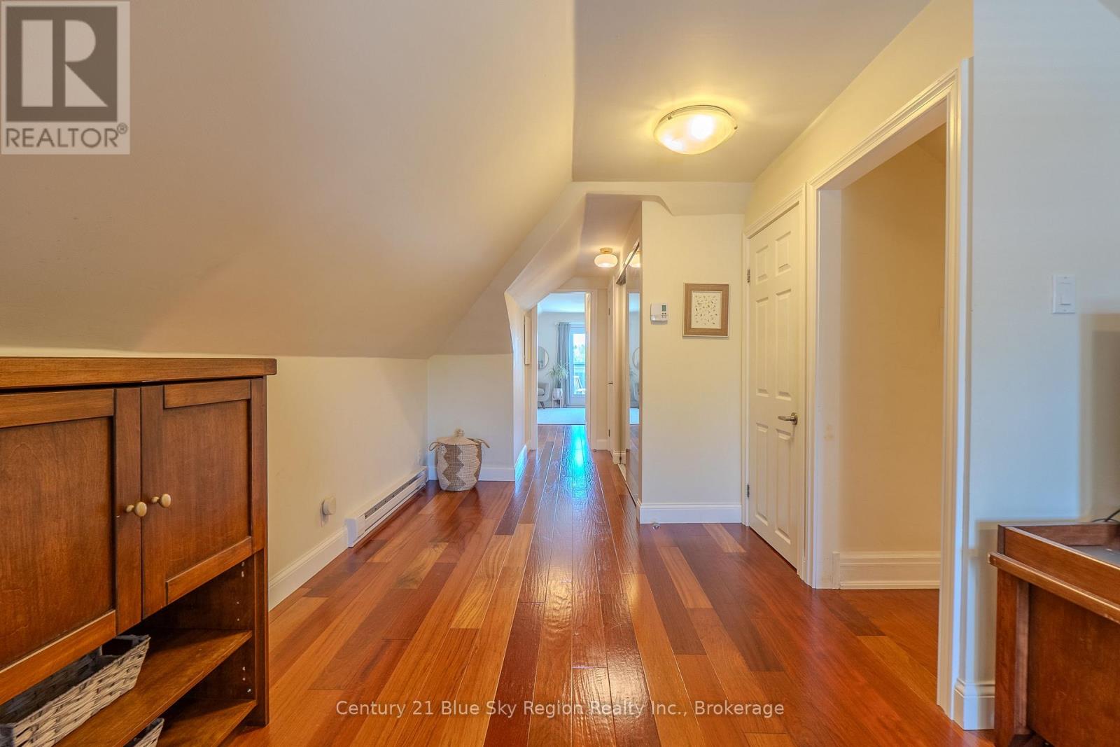 897 MAIN STREET W - 36