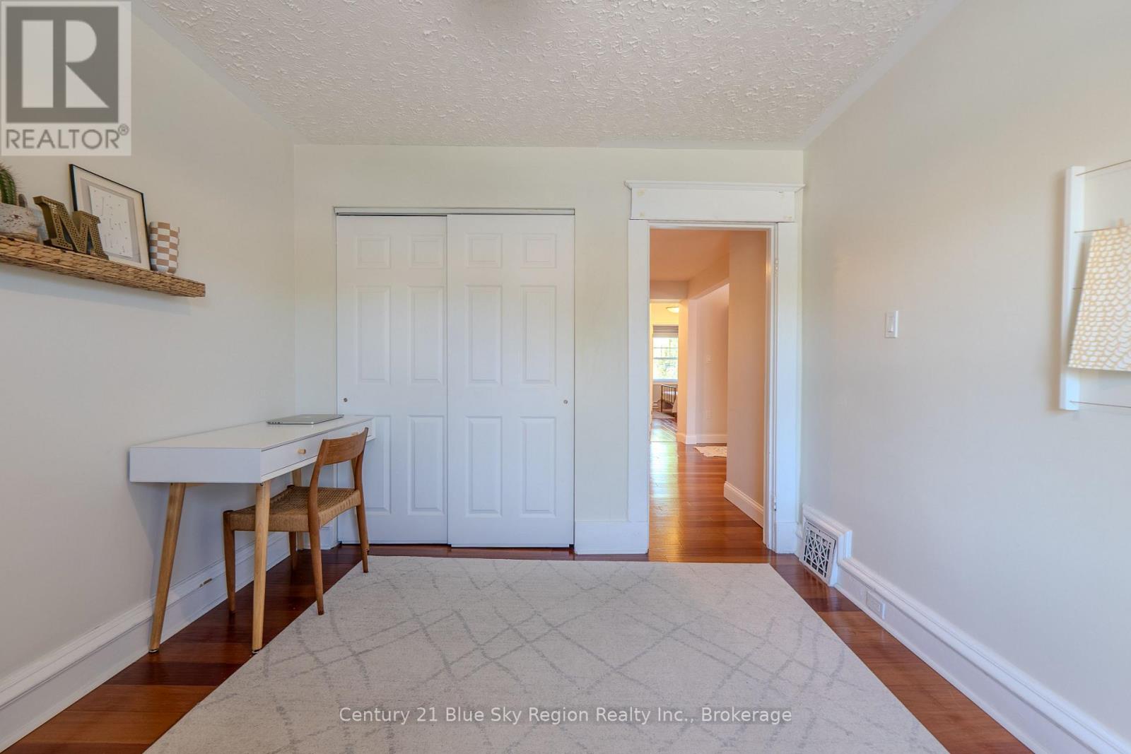 897 MAIN STREET W - 32